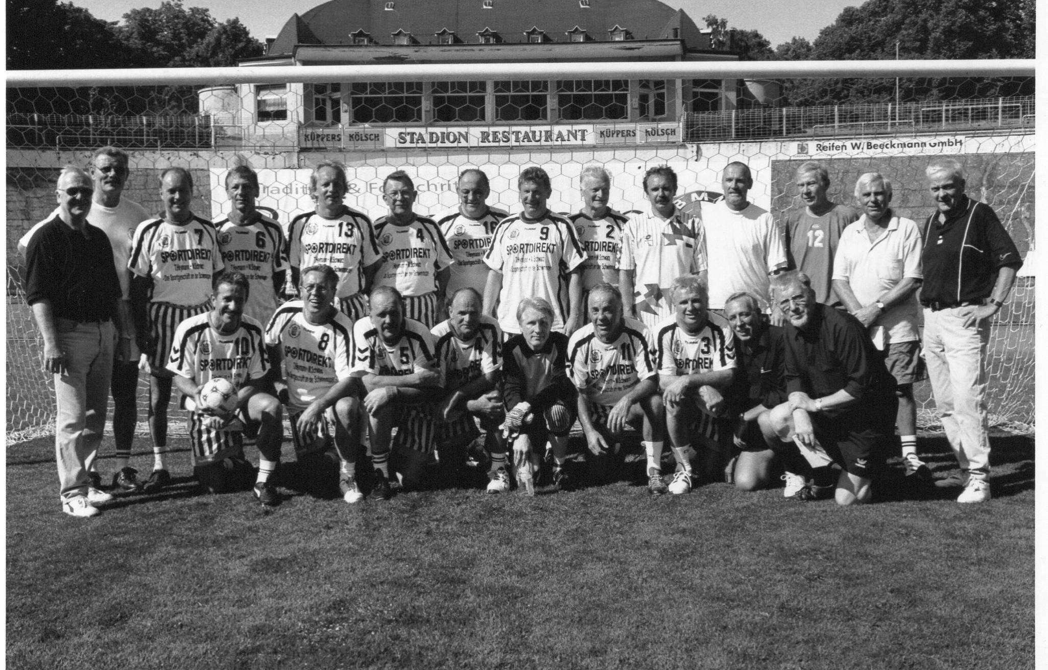 Die Wuppertaler Stadtauswahl 1999 im Stadion am Zoo gegen Solingen 98, den deutschen Feldhandball-Meister von 1965.