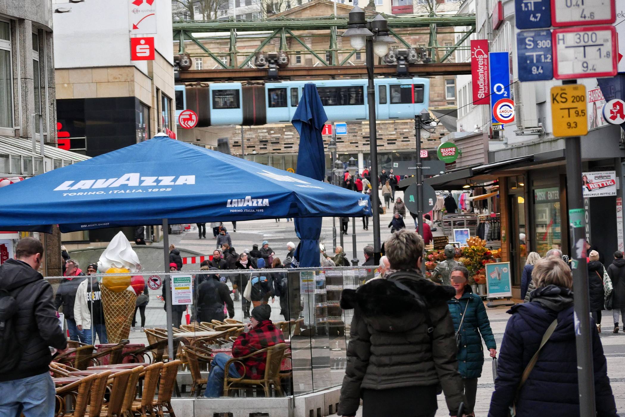  Blick von der Alten Freiheit hoch zum Hauptbahnhof. 