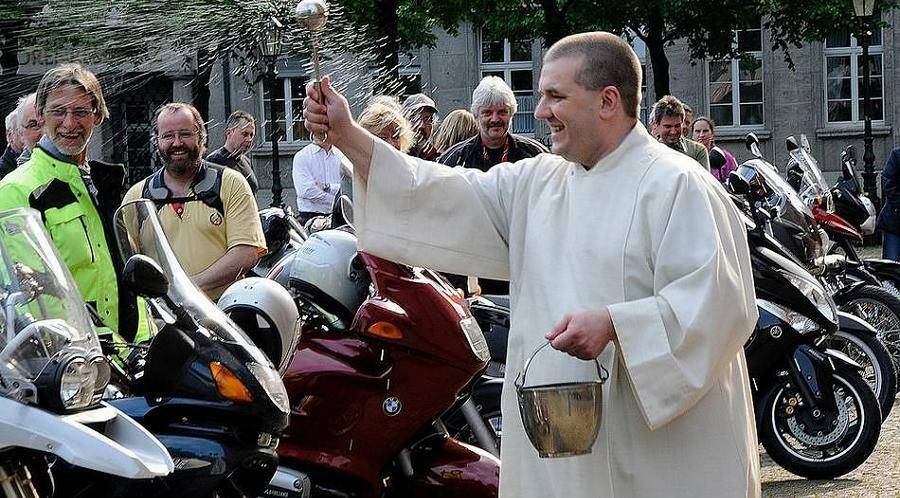  Dr. Werner Kleine bei der Segnung im Jahr 2021. 