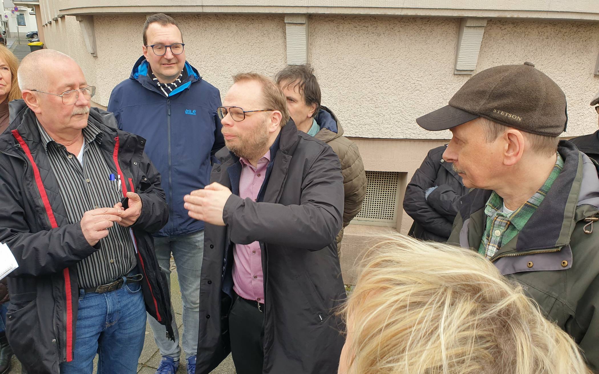  Der Wuppertaler SPD-Bundestagsabgeordnete Helge Lindh (Bildmitte) beim Vor-Ort-Gespräch mit betroffenen Anwohnern in der Elbefelder Südstadt. 