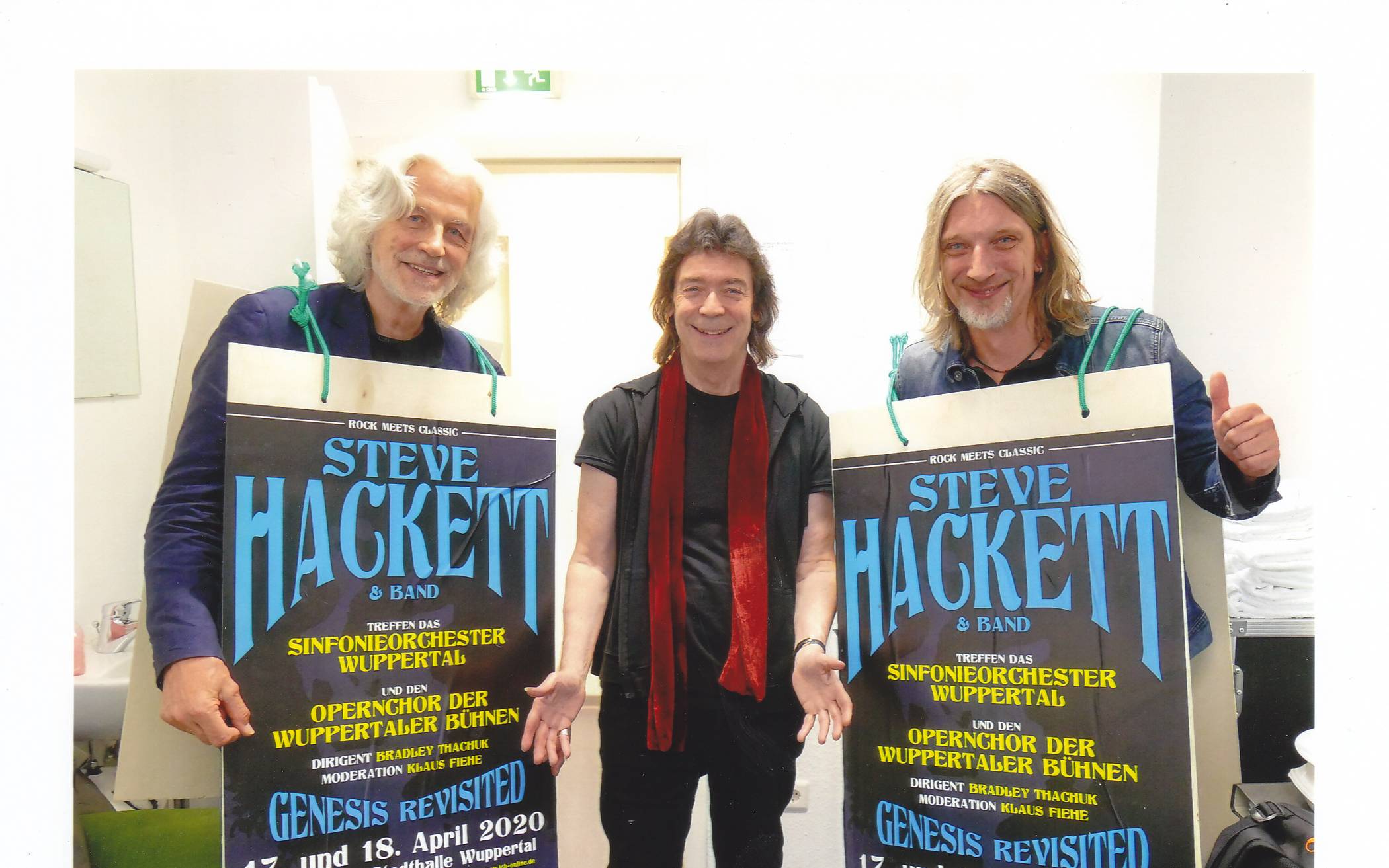  Die „Rock meets Classic“-Macher Marcus Grebe (l.) und Michael Ackermann (r.) haben Steve Hackett (Mitte) nach Wuppertal geholt.  Aus 2020 wurde allerdings 2023 ... 