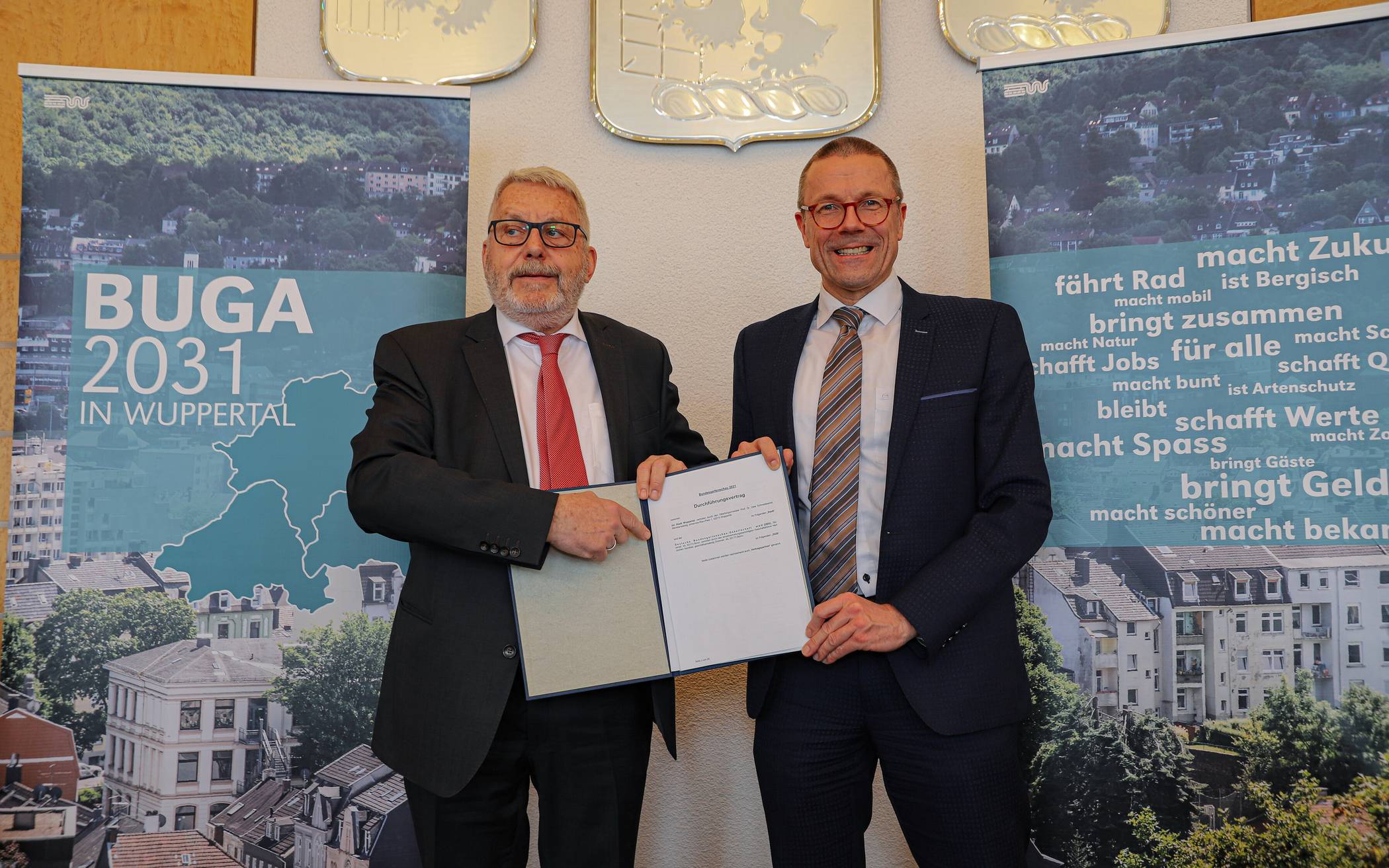 Jochen Sandner (li., Geschäftsführer der Deutschen Bundesgartenschau-Gesellschaft) und Oberbürgermeister Uwe Schneidewind bei der Vertragsunterzeichnung im Barmer Rathaus.