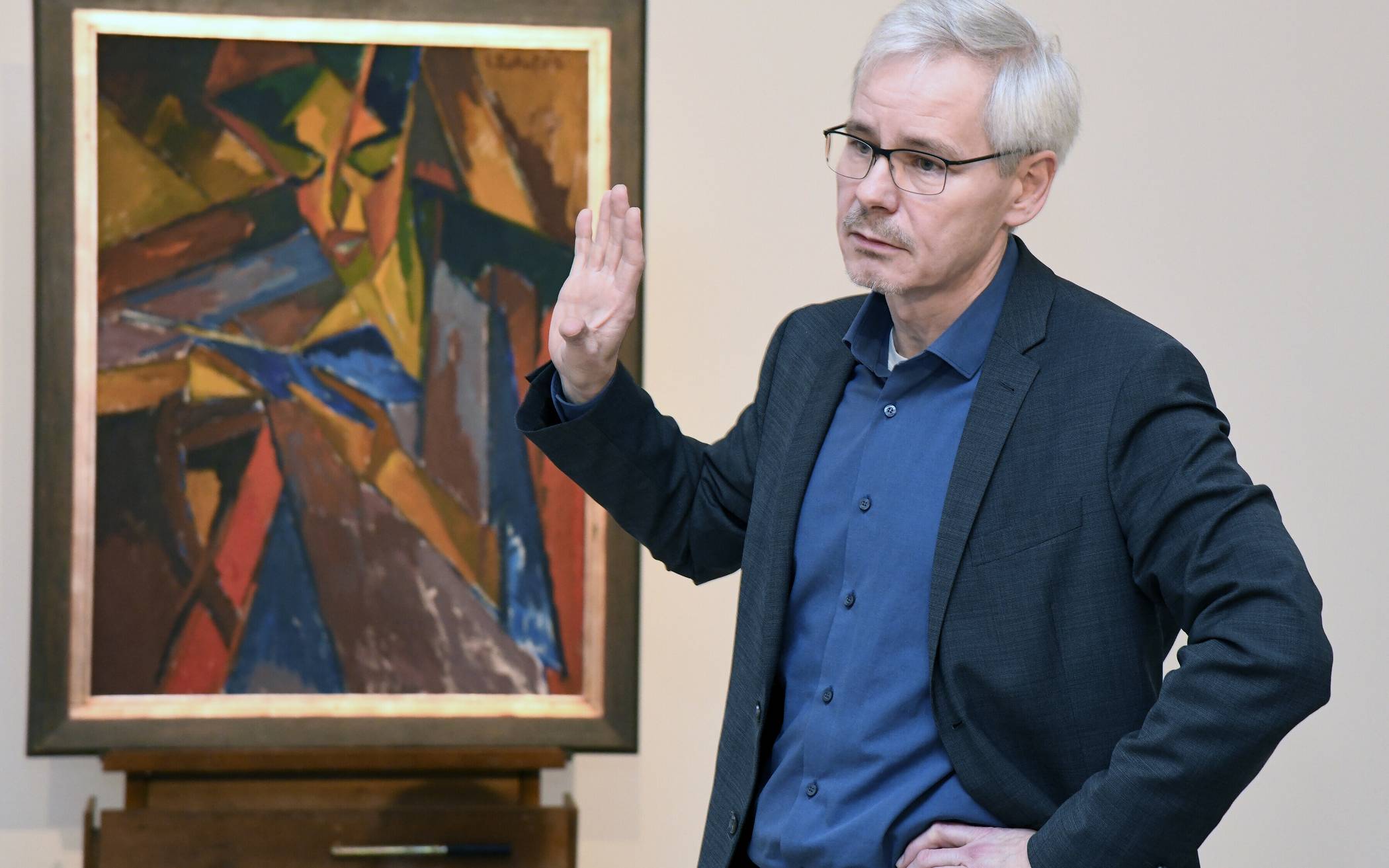 Museumsdirektor Ronald Mönig mit dem Bild „Lesende (Else Lasker-Schüler)“ von Karl Schmidt-Rottluff.