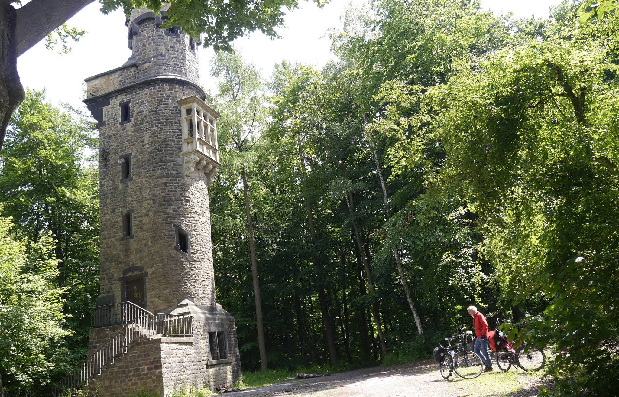 Ein Etappenziel – der Von-der-Heydt-Turm vor der Königshöhe auf dem Kiesberg.