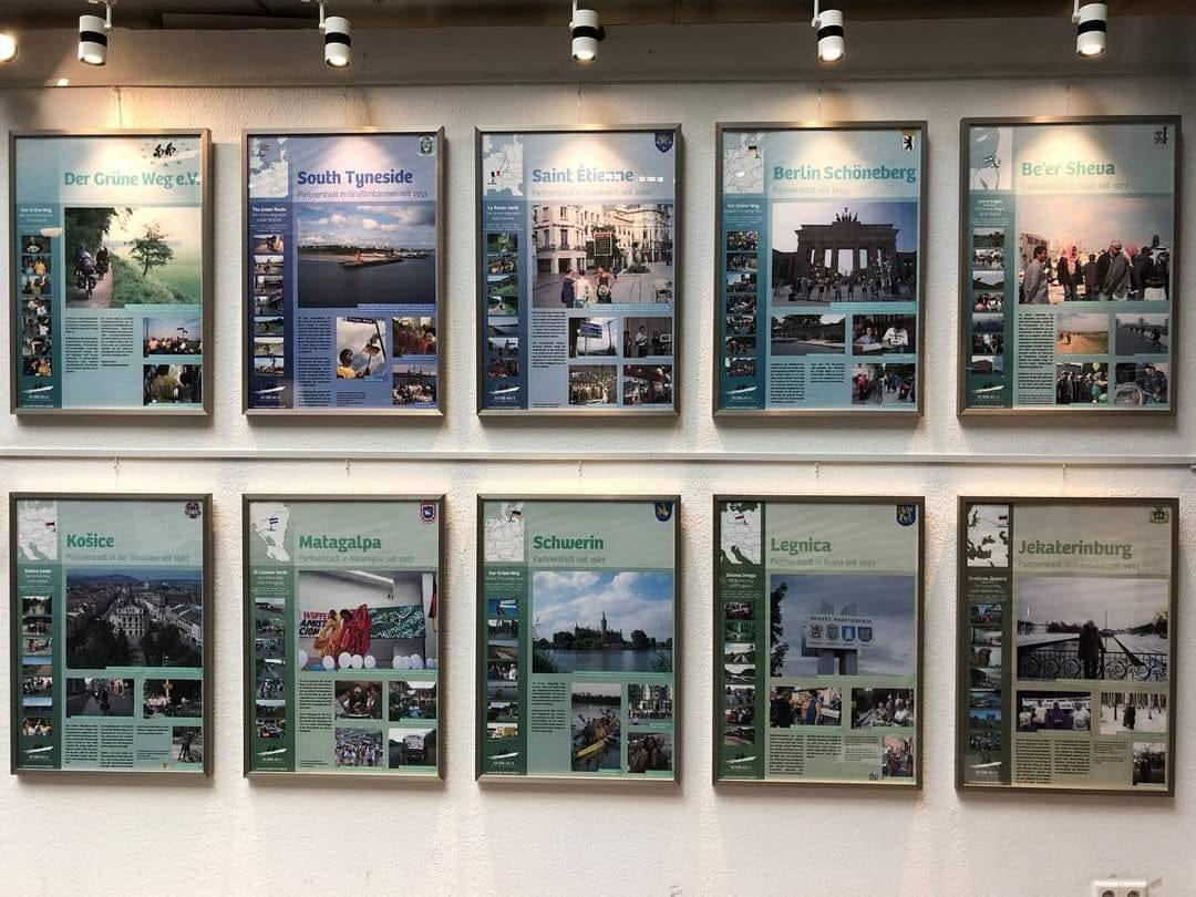 Mit einer Ausstellung großformatiger Poster in