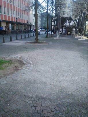 Die Baumscheiben auf dem Laurentiusplatz.