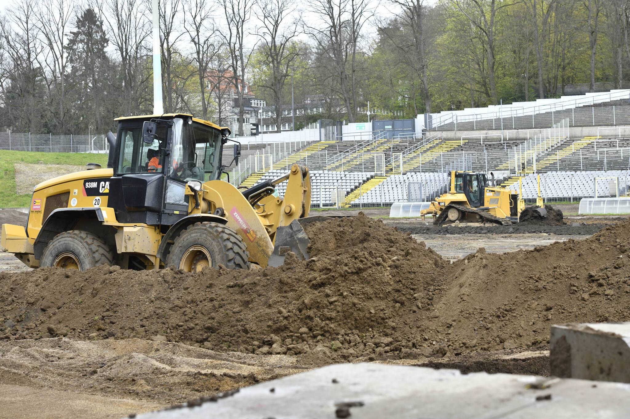  Im Stadion haben momentan die Bagger das Sagen. 