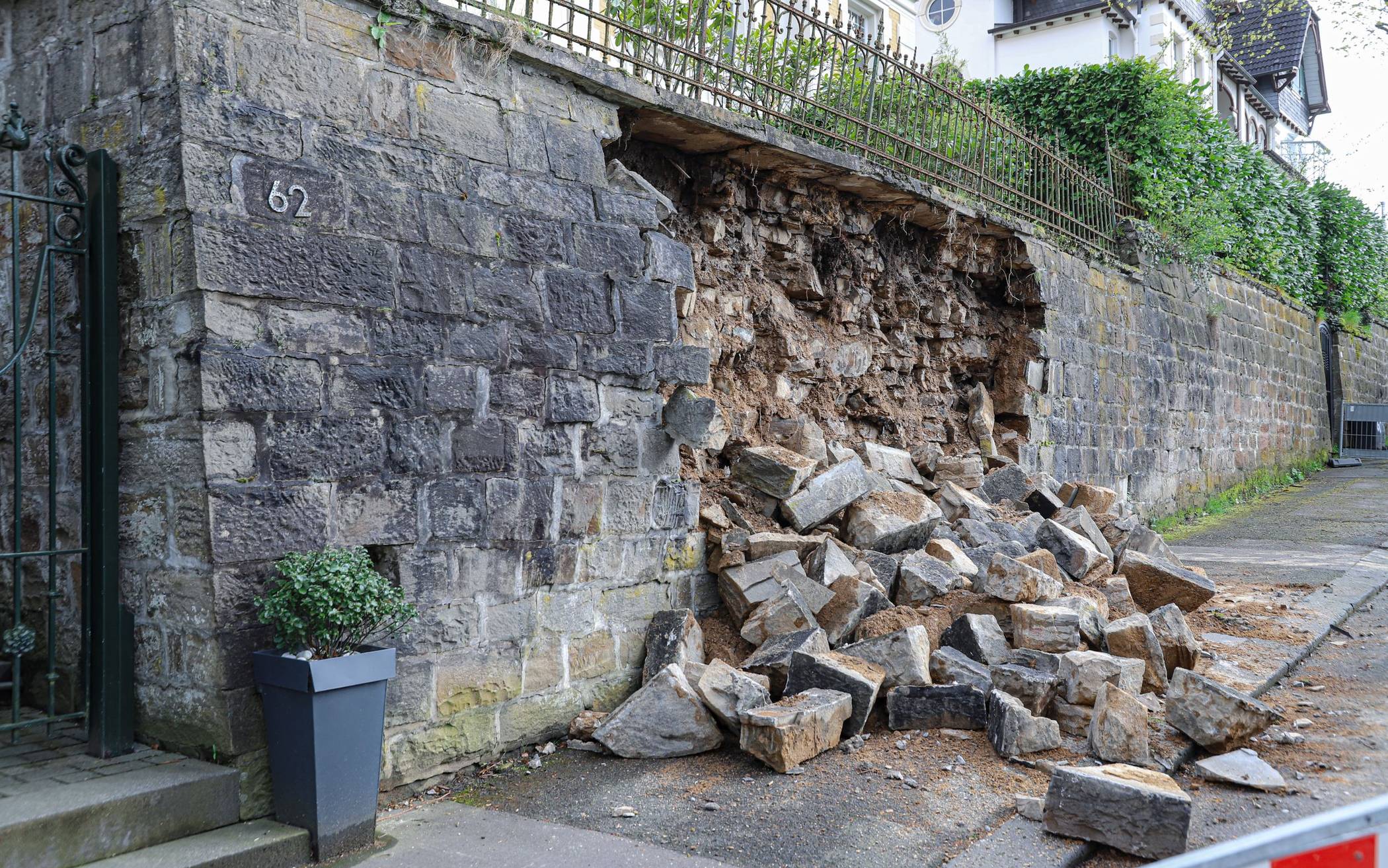 Mauer in Wuppertal-Vohwinkel eingestürzt​