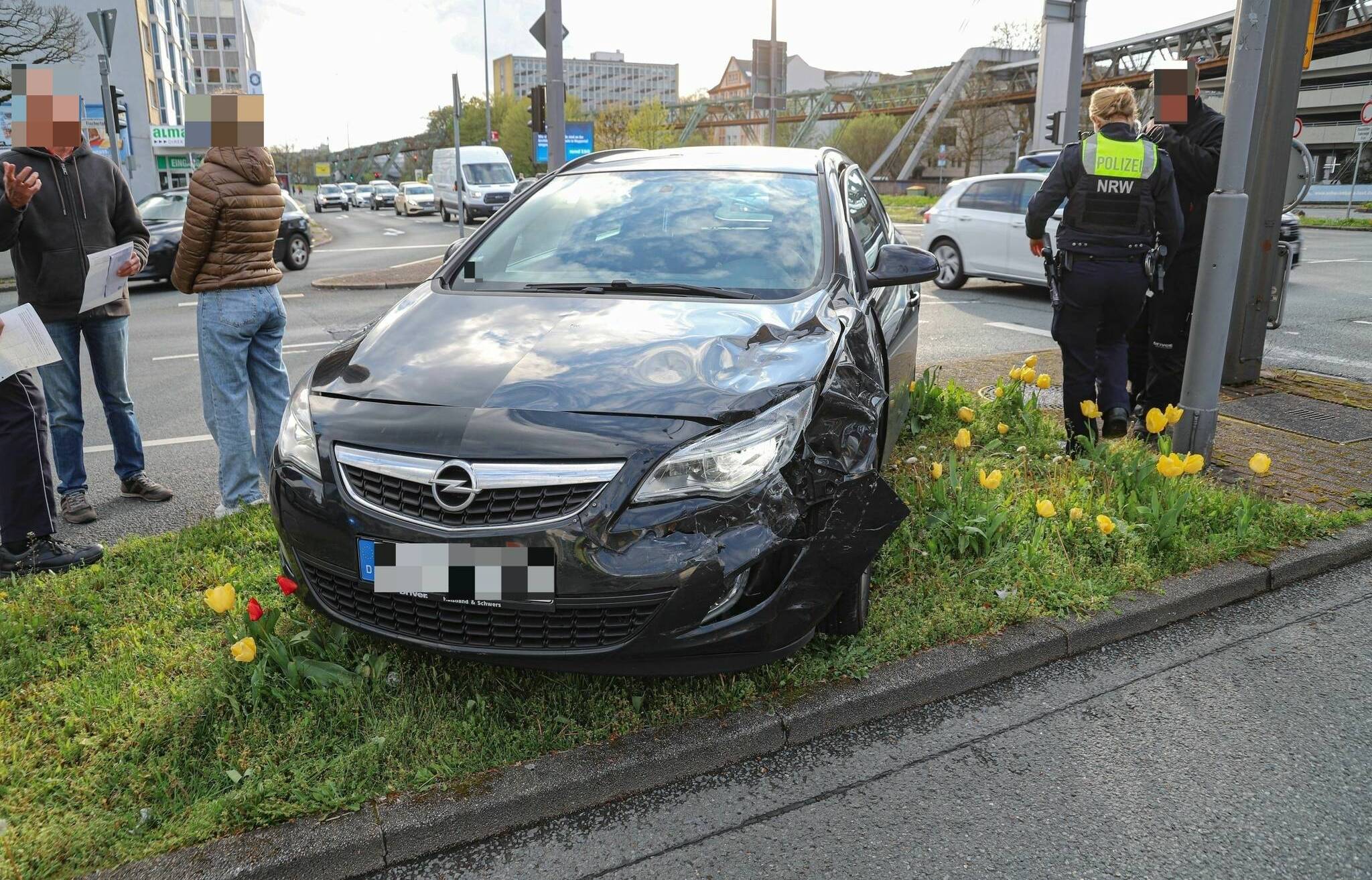 Der Opel war im Frontbereich deutlich beschädigt.