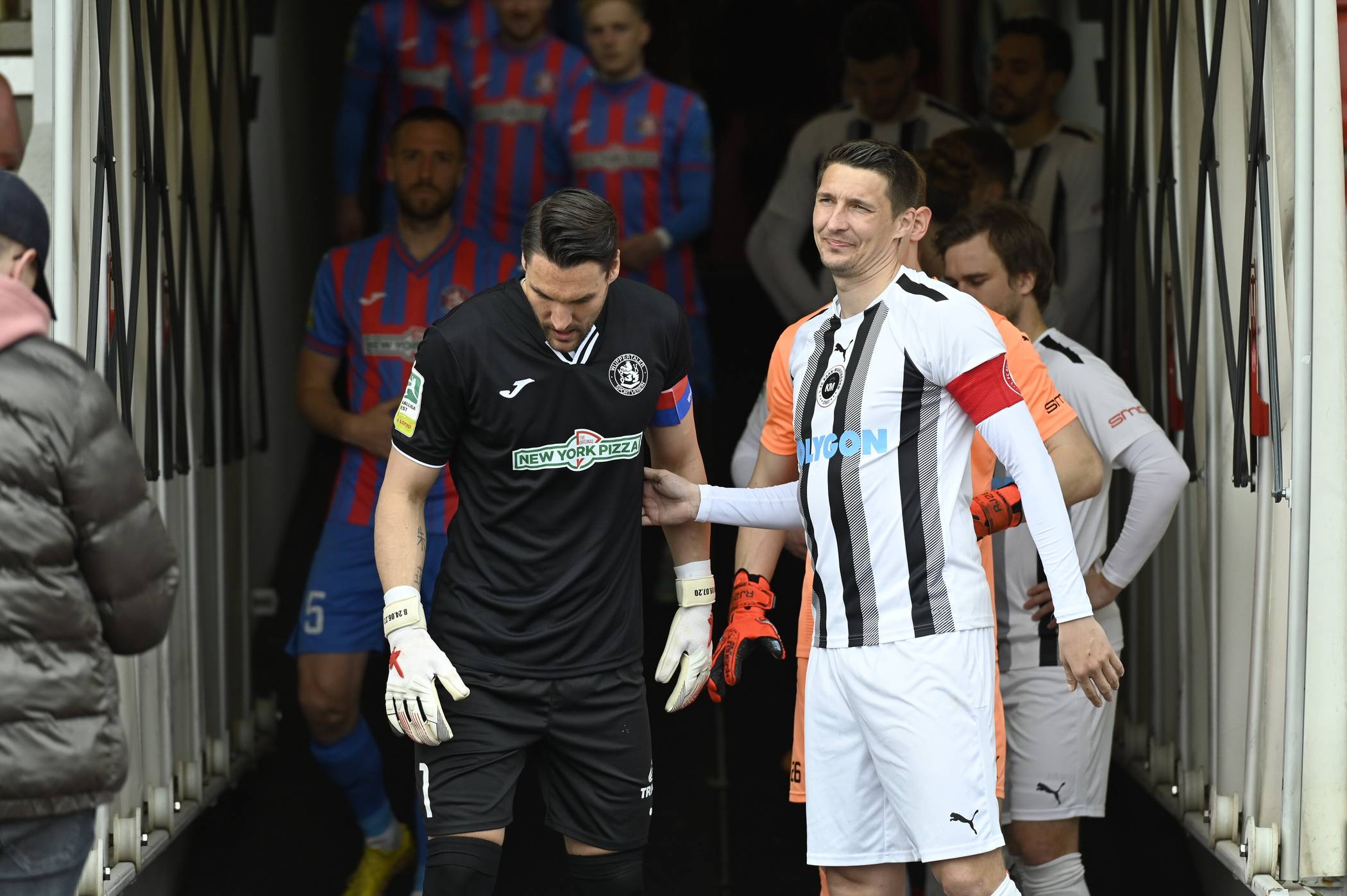 Sebastian Patzler (li.) mit Kaan-Marienborns Kapitän Markus Pazurek, der zum designierten Aufsteiger SSVg Velbert wechselt.