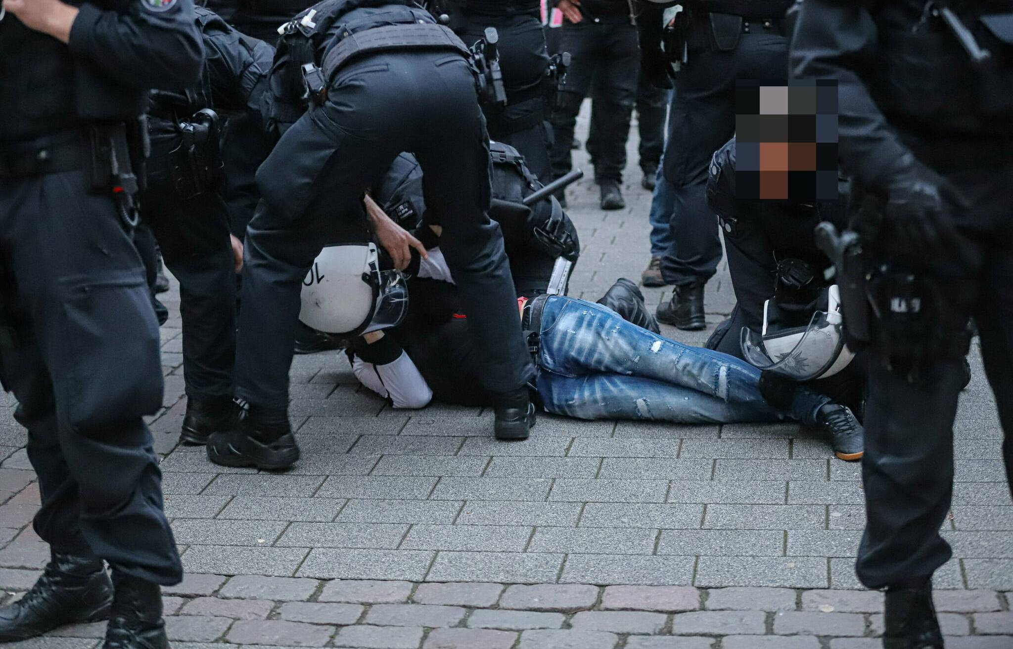 Ein Unbeteiligter griff Demonstrierende an und wurde festgenommen.