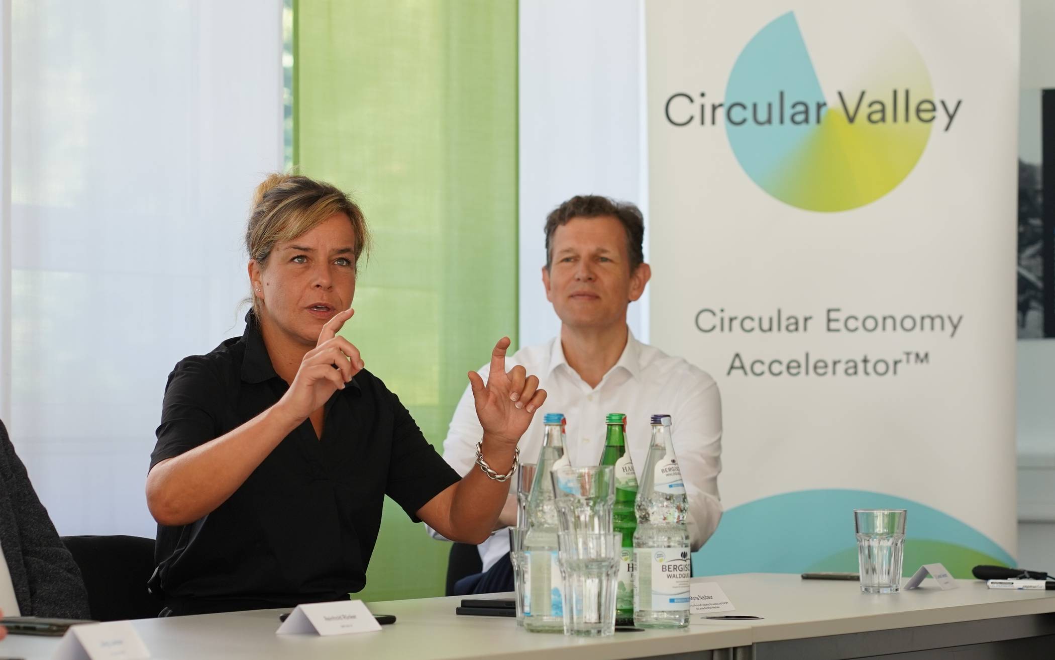  Mona Neubaur im Jahr 2022 beim Besuch von „Circular Valley“ in Wuppertal. 