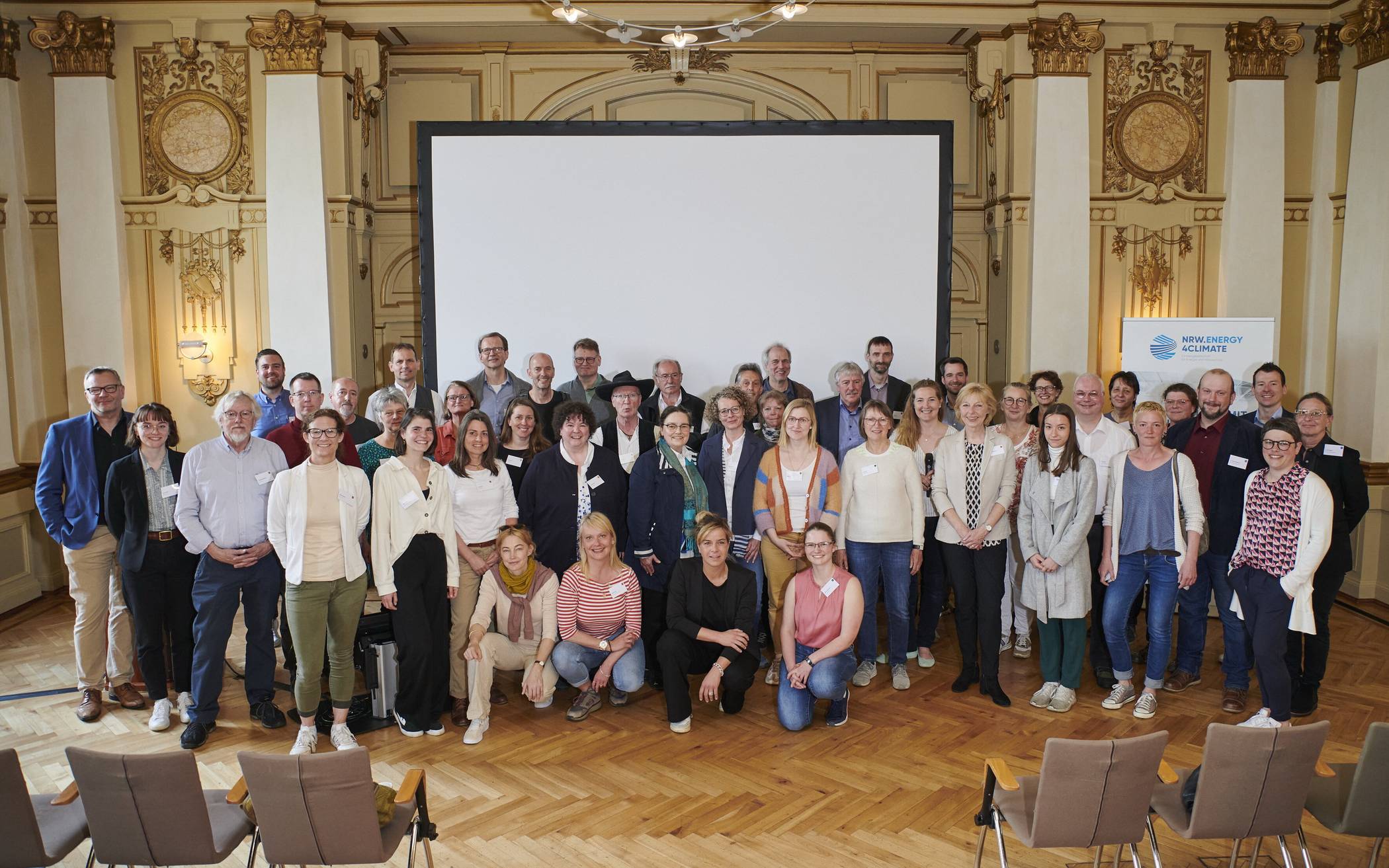Gruppenfoto mit den rund 50 Klimaschutzpatinnen und -paten sowie Klimaschutzmanagerinnen und -managern aus dem Projekt KlikKS bei der Auftaktveranstaltung in der Historischen Stadthalle.