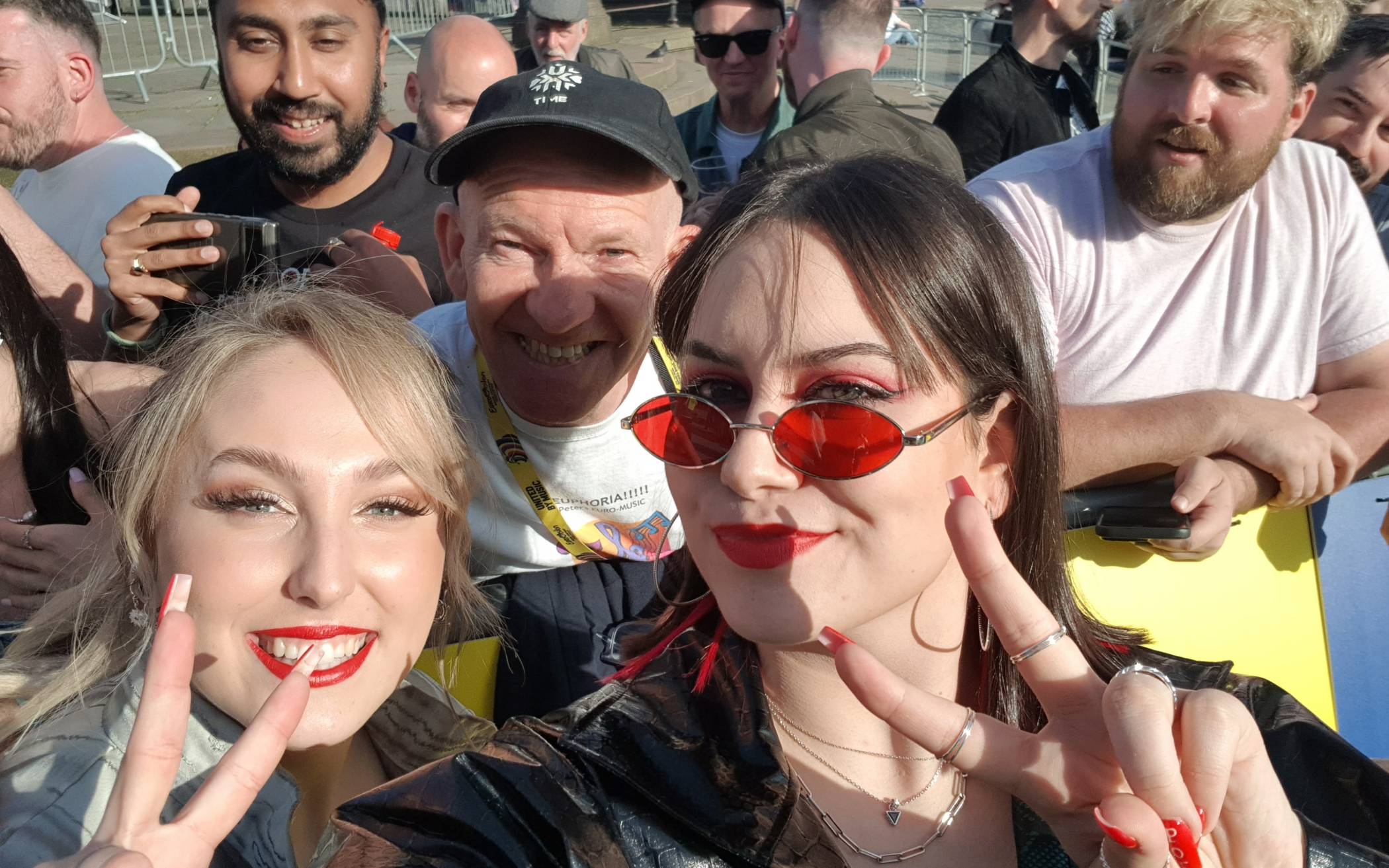 Selfie mit Teya und Salena aus Österreich.