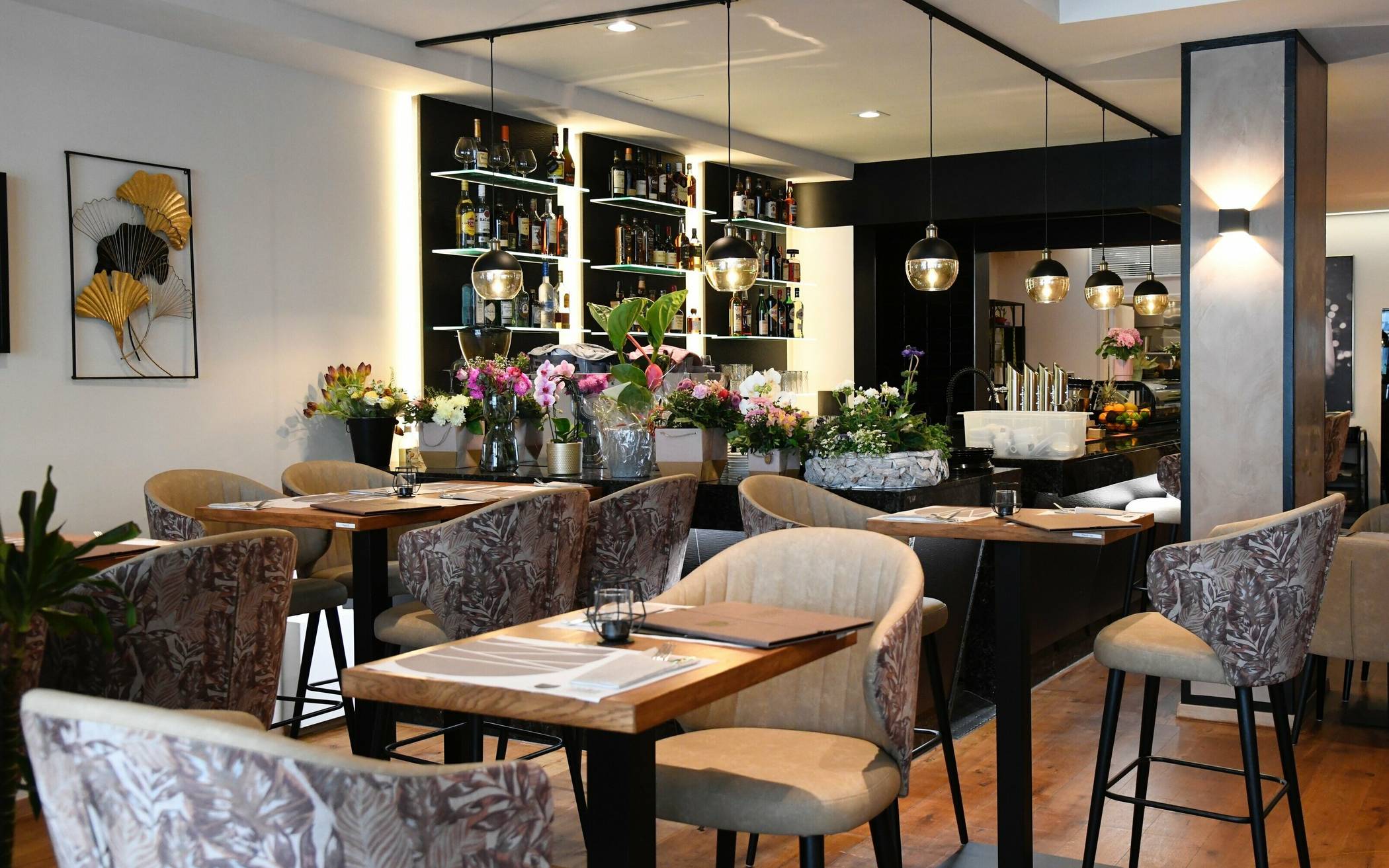 „Essen‘z“-Chef Nikos Patseas hat mit „7 Gründe“ jetzt ein zweites Restaurant-Standbein in bester City-Lage an der Herzogstraße 31 eröffnet. 