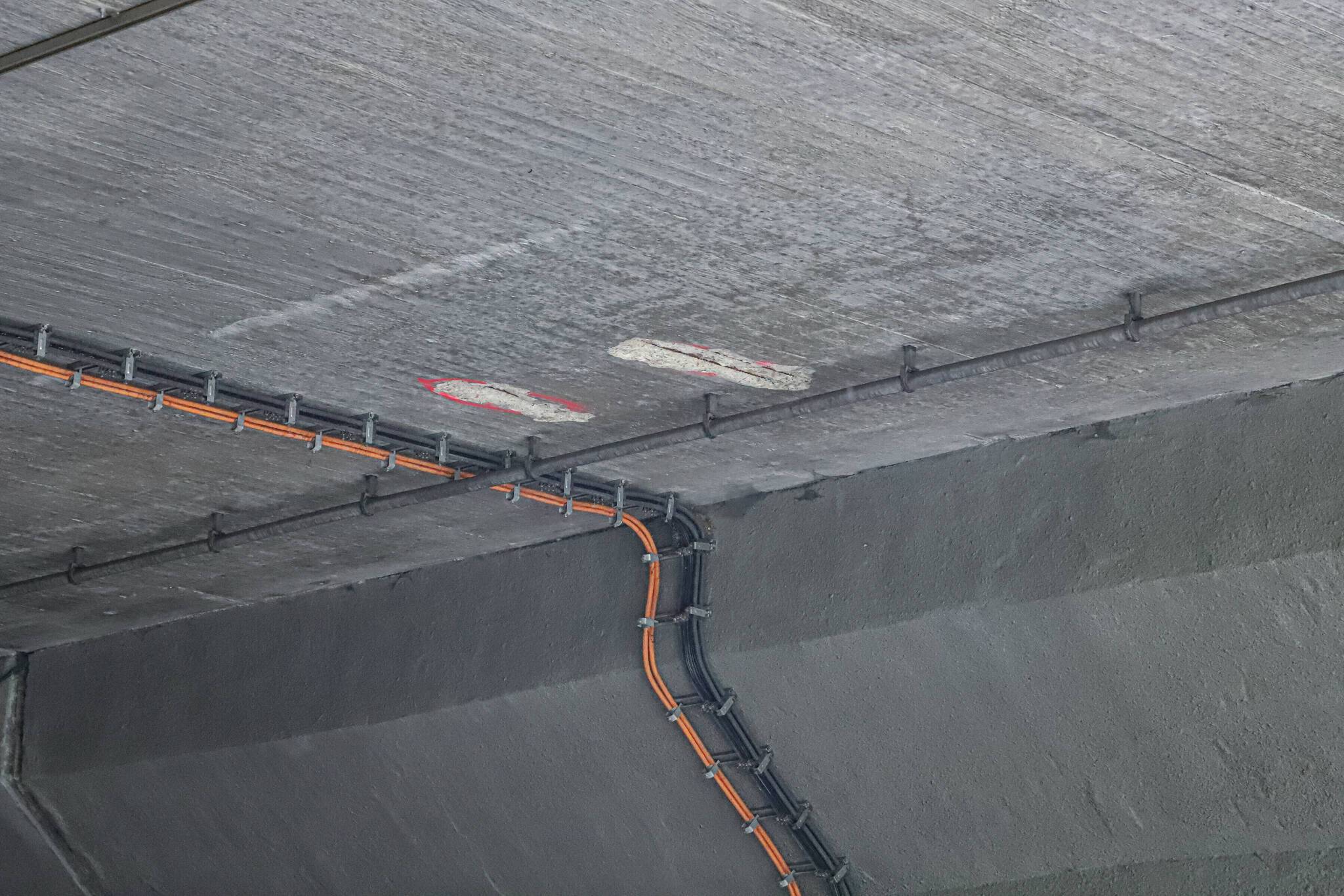  Die Stellen, an denen der Putz abgeplatzt ist. 