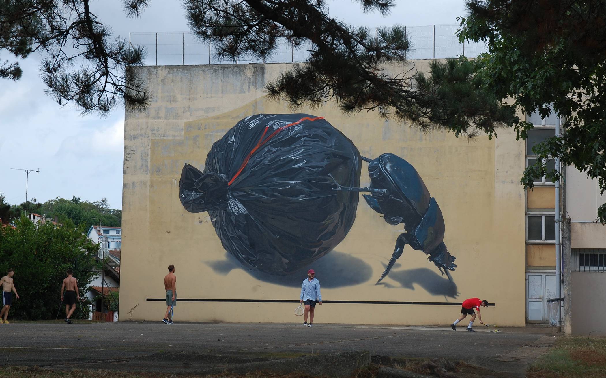 Ein Beispiel für großformatige Wandmalerei-Kunst zeigt dieses Bild aus der französischen Stadt Bayonne. Hier hat das Street-Art-Duo „Murmure“, bestehend aus Paul Ressencourt und Simon Roche, im Jahr 2020 das Bild „Dung Beetle“ geschaffen, das spielerisch mit seiner städtischen Umgebung interagiert.