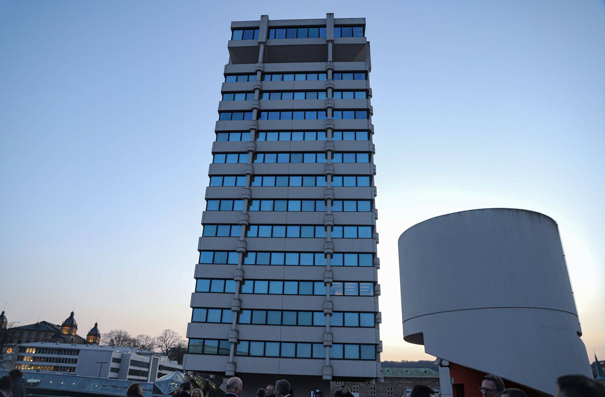  Der Turm der Wuppertaler Sparkasse am Elberfelder Islandufer. 