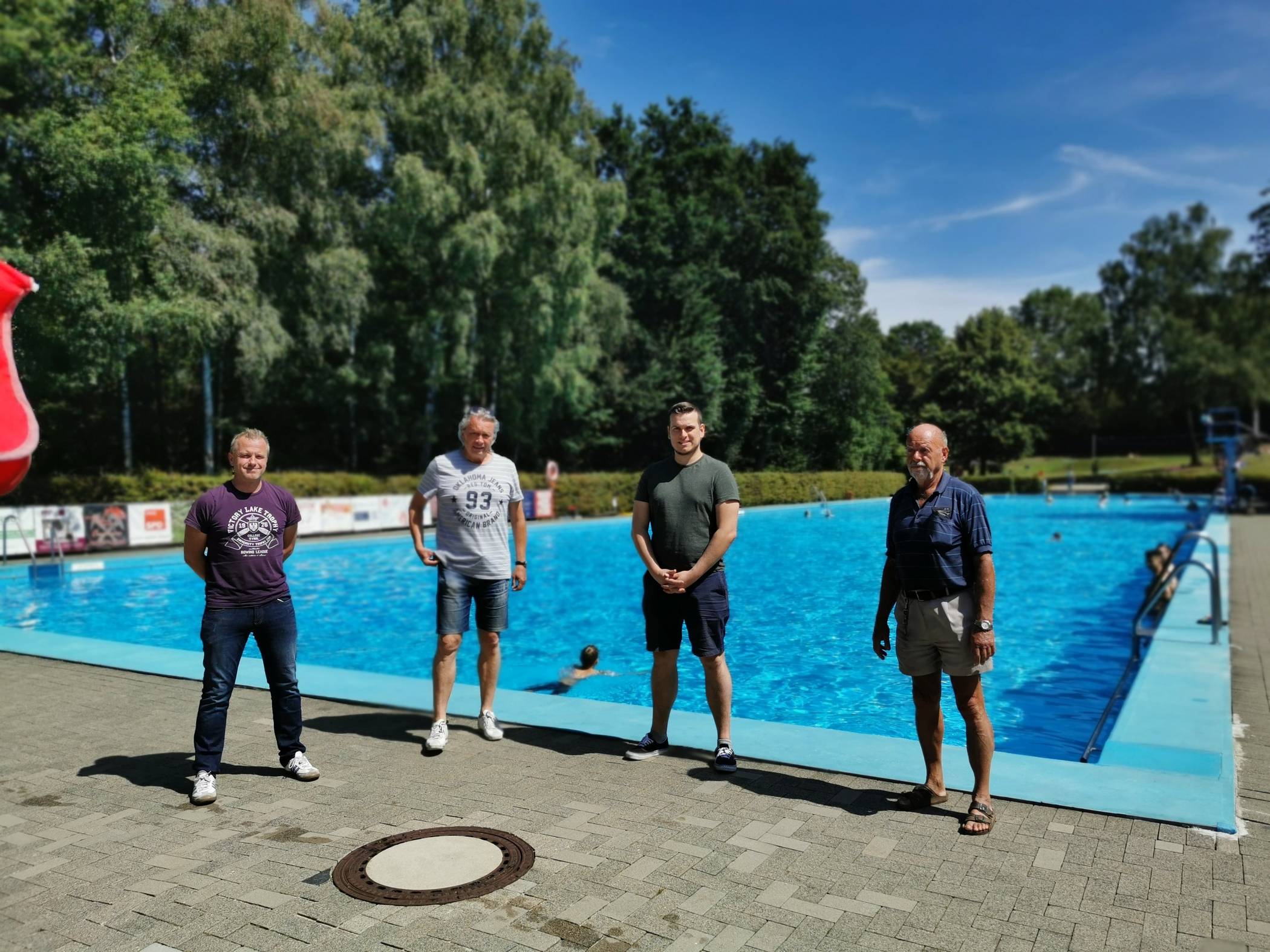  Die Macher am Beckenrand (von li.): Thorsten Brinks, Frank Mühlhoff, Yannick Bartsch und Karl-Heinz Riewe (Archivbild). 