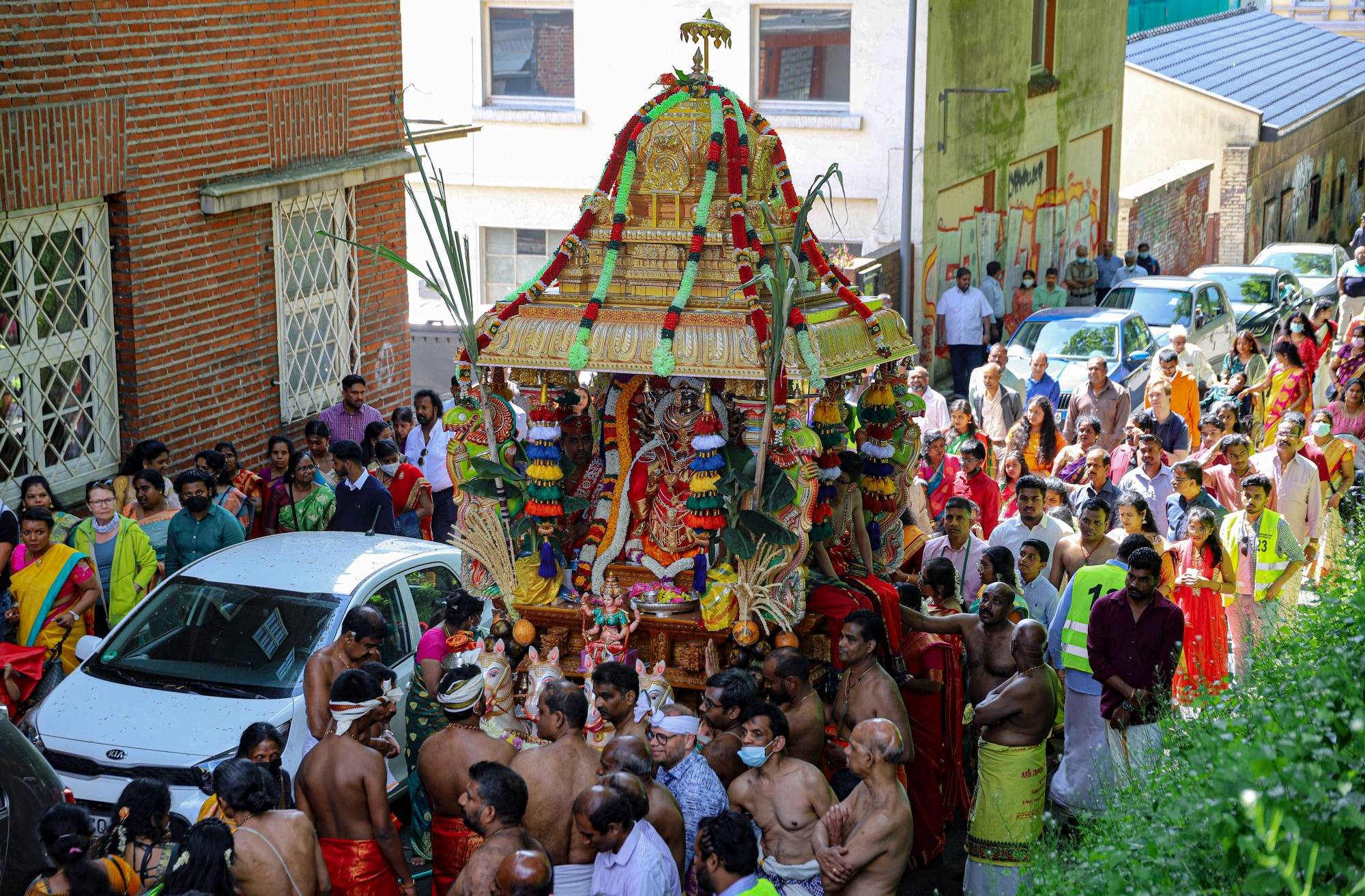 Prozession rund um den Wuppertaler Hindu-Tempel