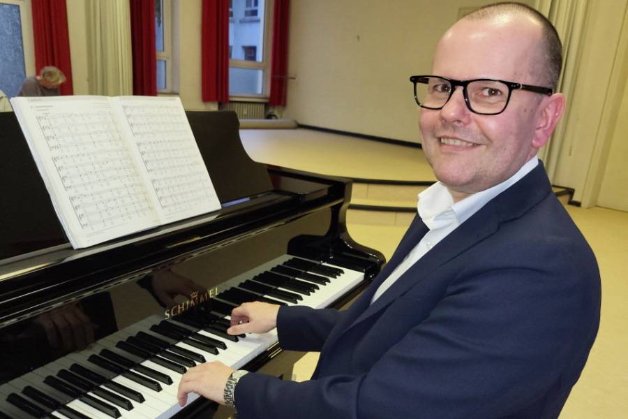  Kirchenmusikdirektor Jens-Peter Enk. 