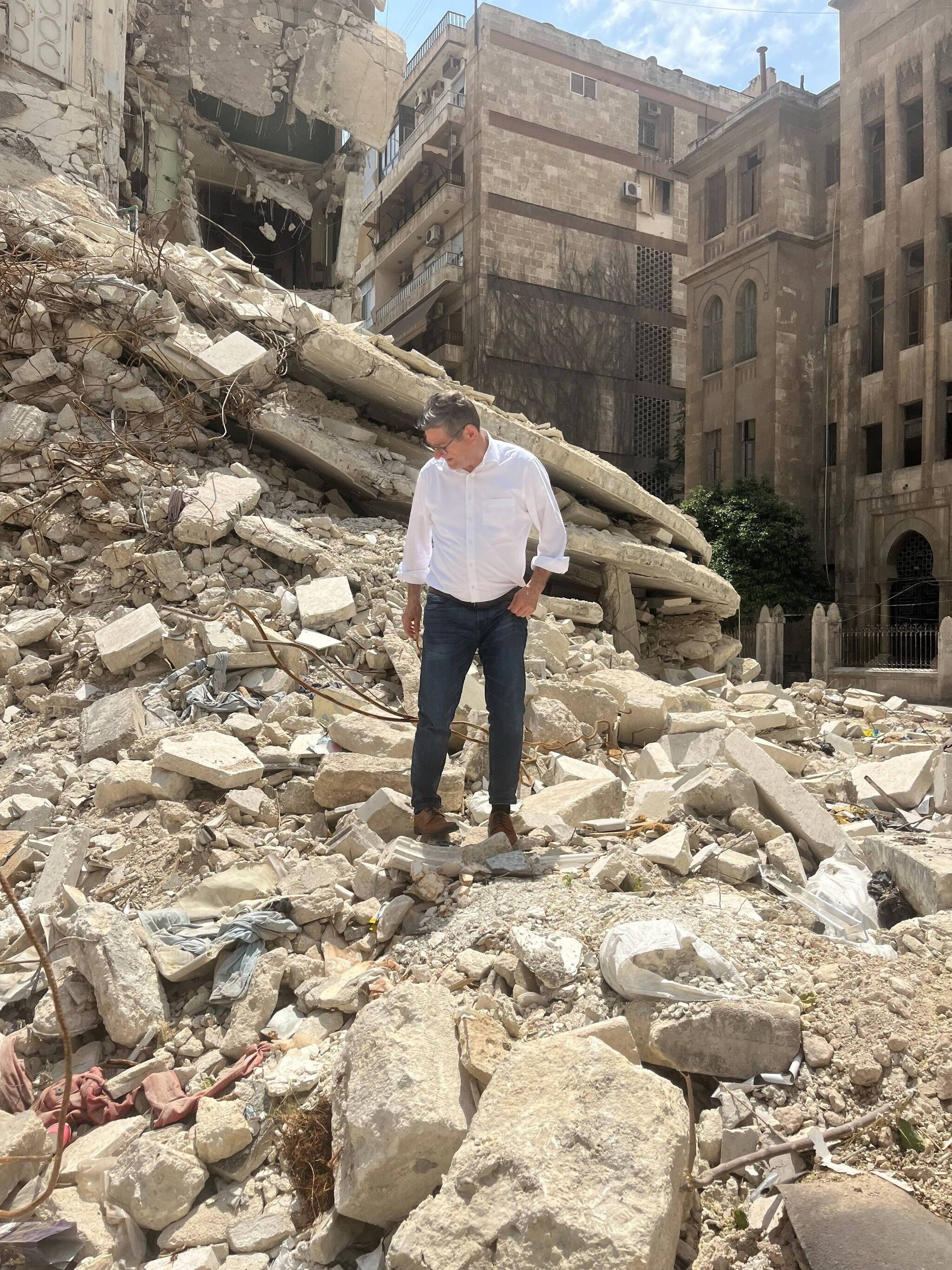  Josef Neumann in einem Trümmerfeld. 