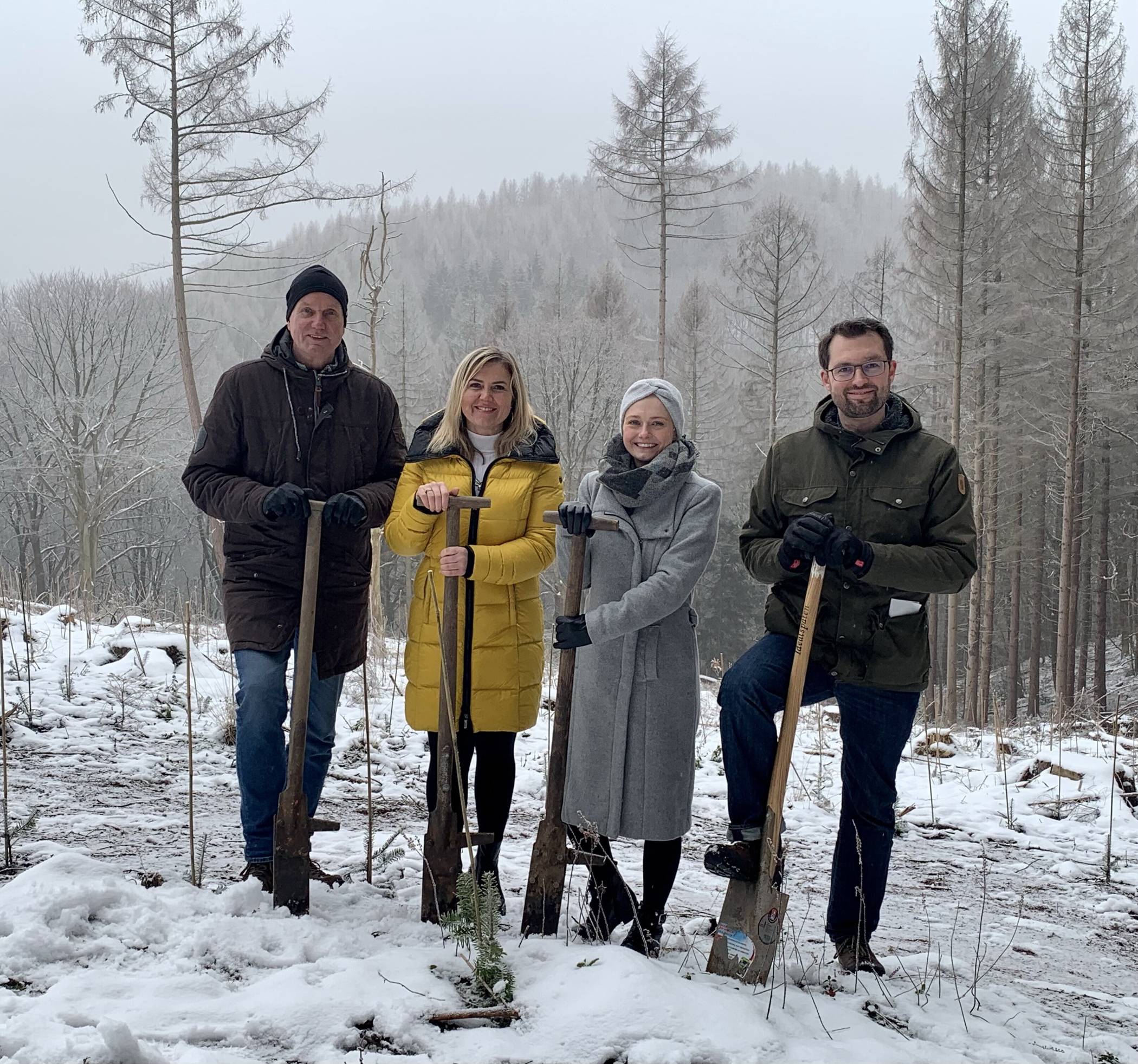  Forstamtsleiter Sebastian Rabe (re.) bei einer von der Sparda-Bank initiierten Baumpflanzung im Januar 2023. 