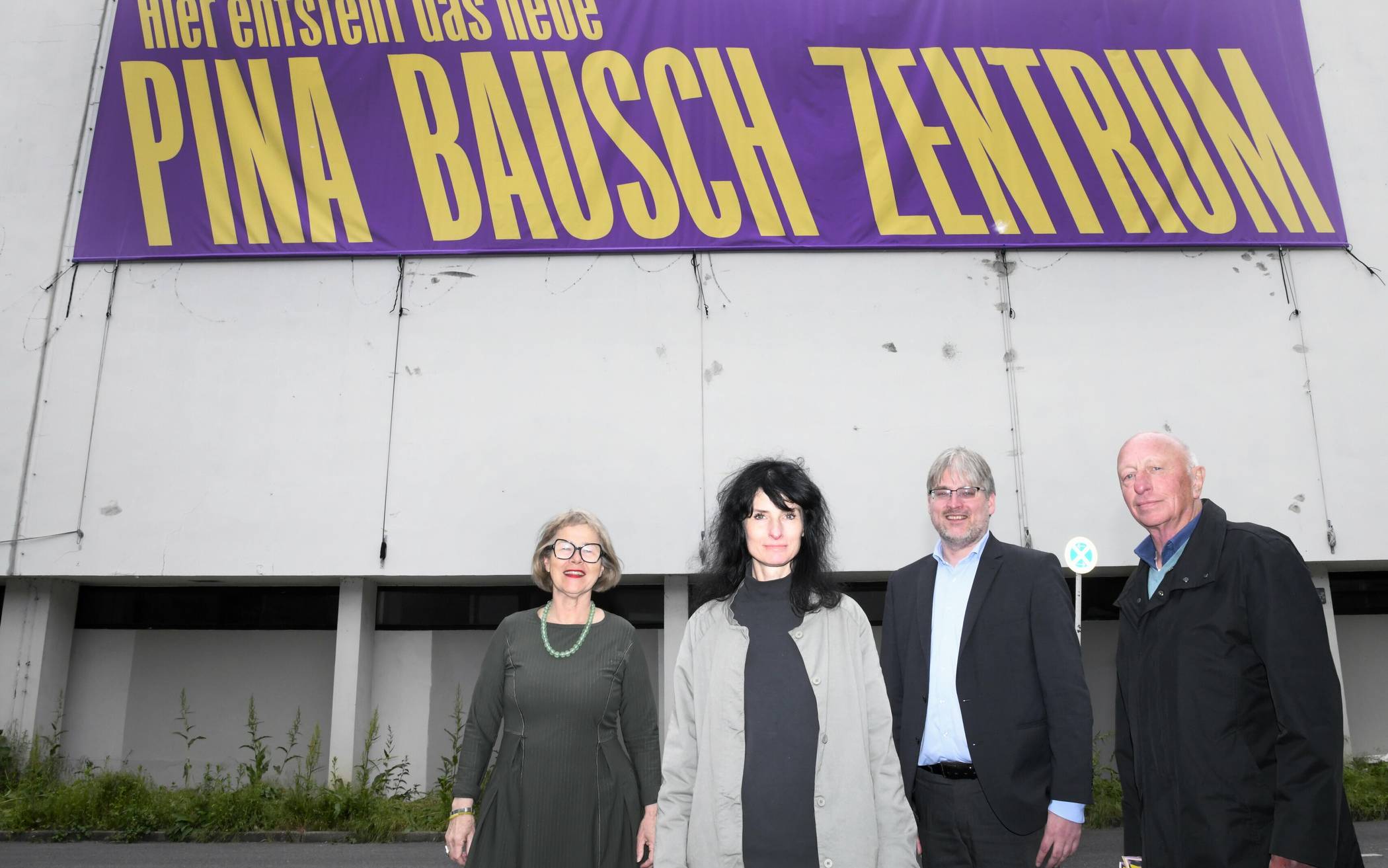 Bei der Einweihung des neuen Banners auf der Rückseite des Schauspielhauses trafen sich (von li.) Bettina Milz und Anna Stratmann vom Pina-Bausch-Zentrum sowie Henrik Dahlmann und Ralf Geisendörfer von den Freien Wählern.