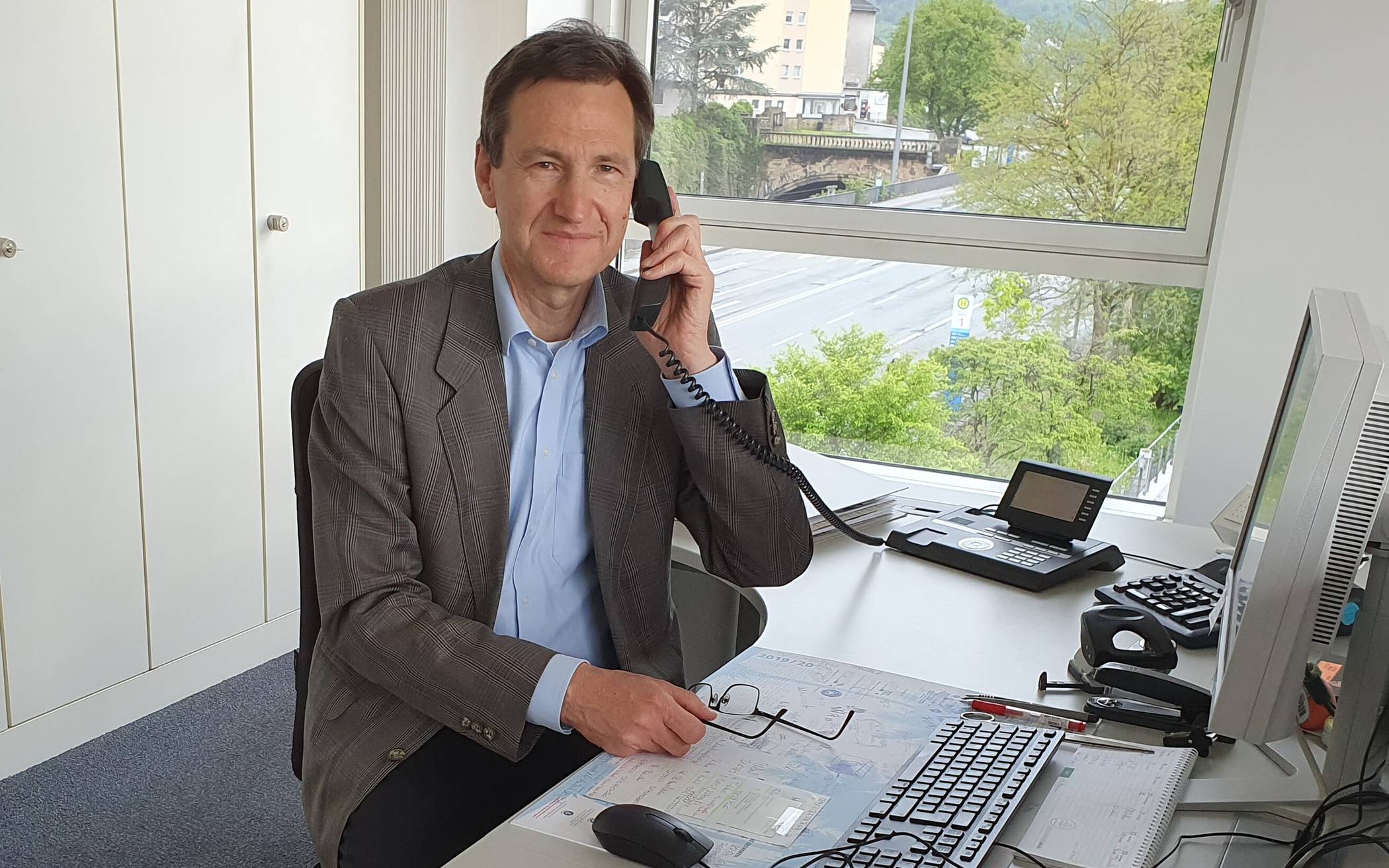  Prof. Dr. Bernd Sanner am Telefon in der Rundschau-Redaktion. Der Ärztliche Direktor und Chefarzt der Medizinischen Klinik am Bethesda ist einer der führenden deutschen Hypertonie-Spezialisten.  