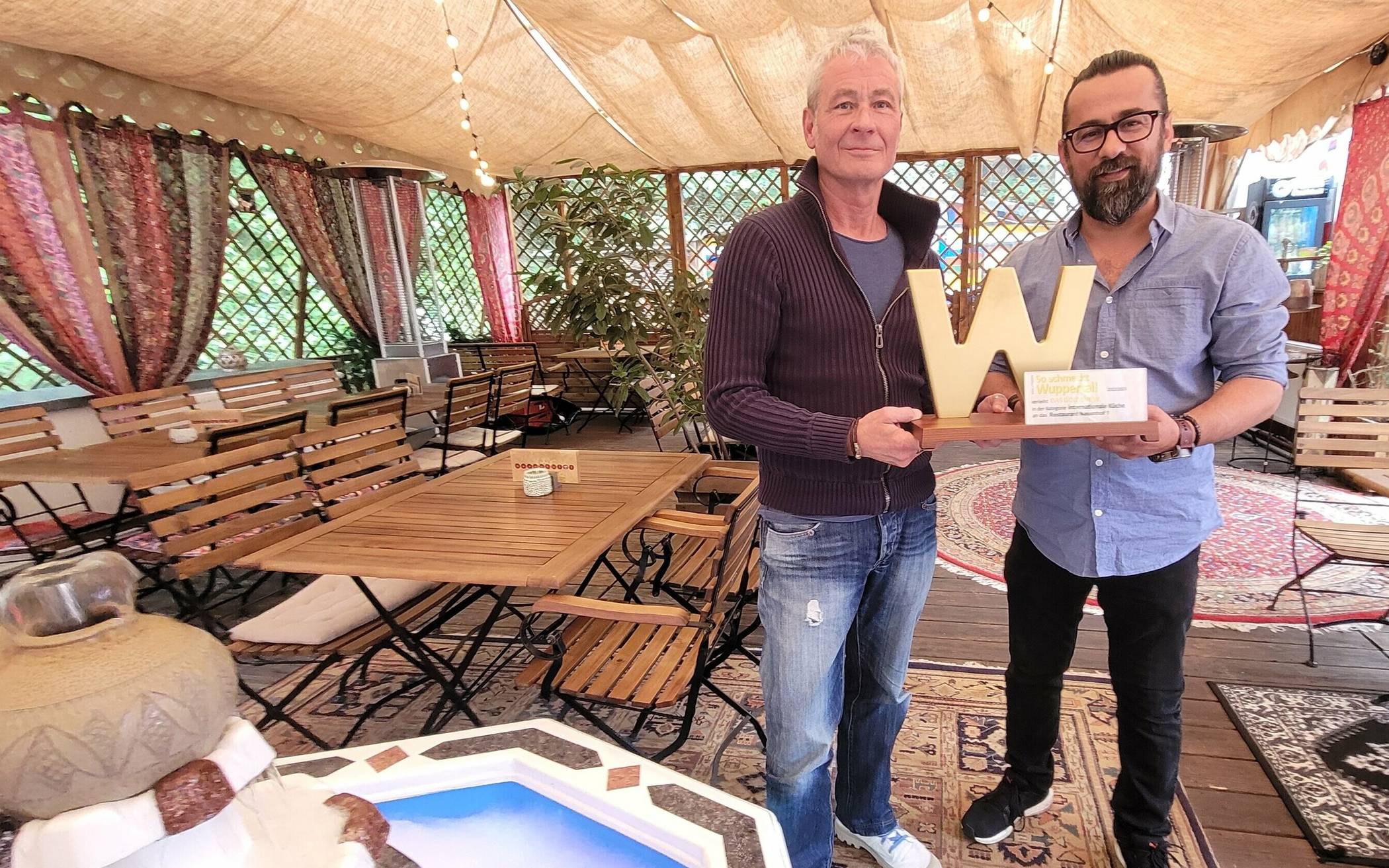 Rundschau-Redakteur Stefan Seitz überreichte Ahmad Dahoud das „Goldene W“ passend zum kulinarischen Programm in der „Habibi-Lounge“ des „Neuenhof 1.“ 