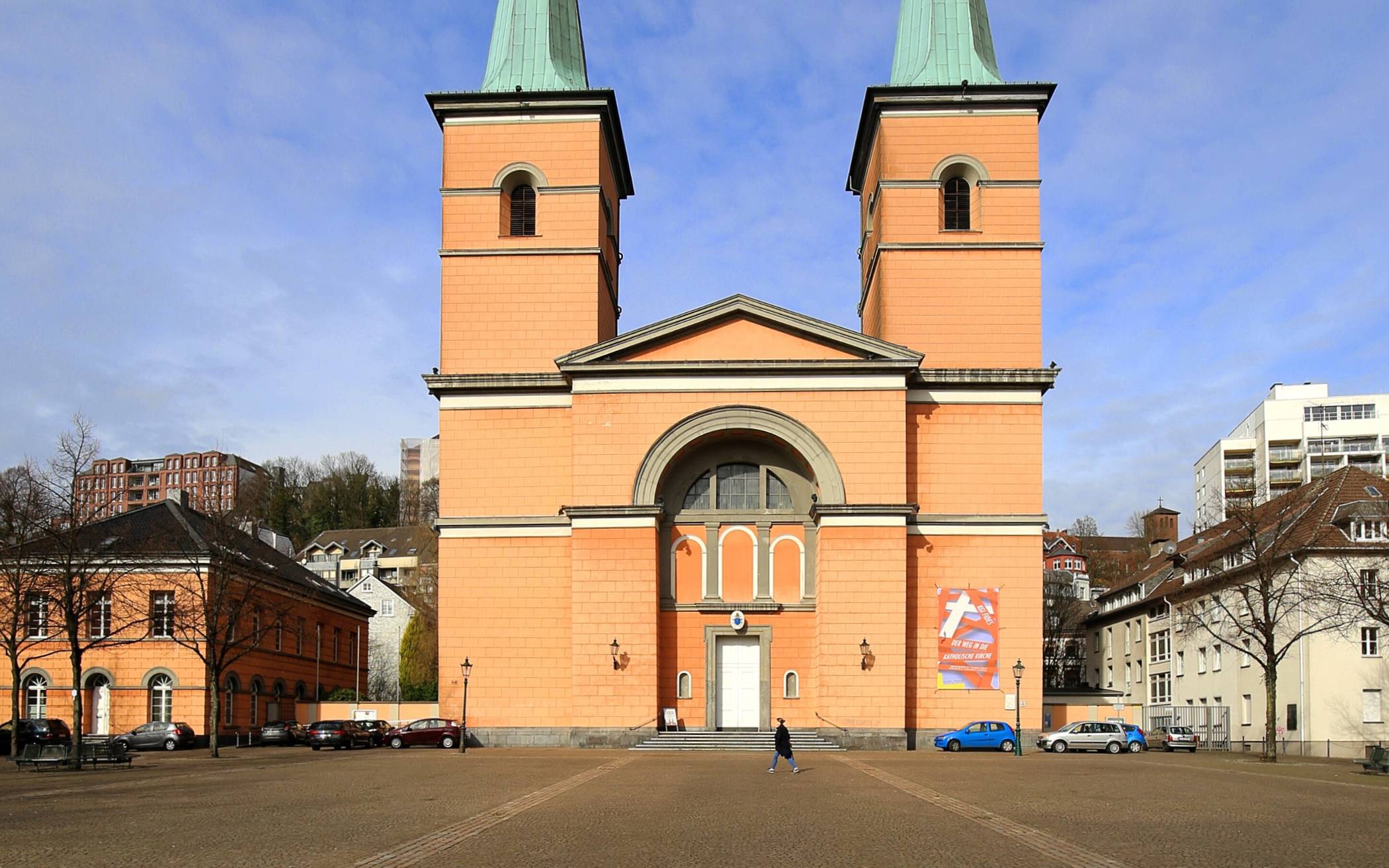 Der Gottesdienst steigt vor dem Laurentiuskirche.