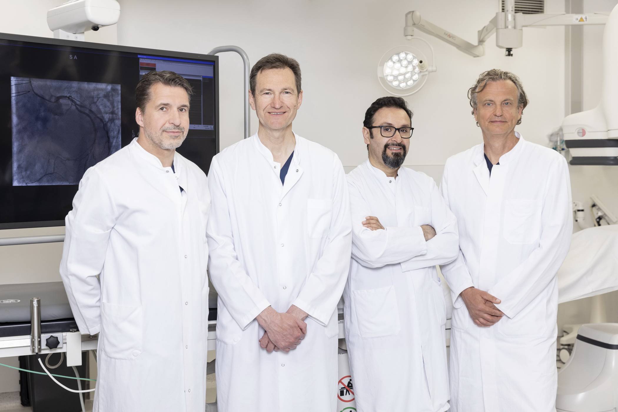 BU (v. li.): Chefarzt Dr. med. Martin Kitzrow, Chefarzt Prof. Dr. med. Bernd Sanner, Chefarzt Dr. med. Jawed Arjumand und Leitender Arzt Dr. med. Roger Gerke.