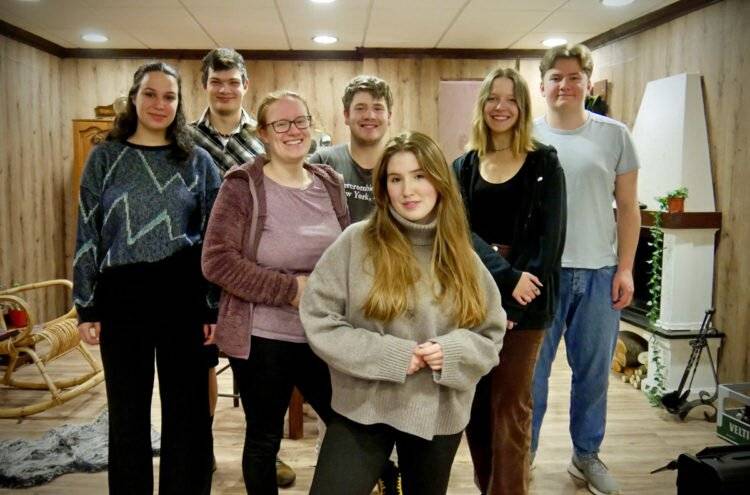 Die Theatergruppe bei einer Probe.