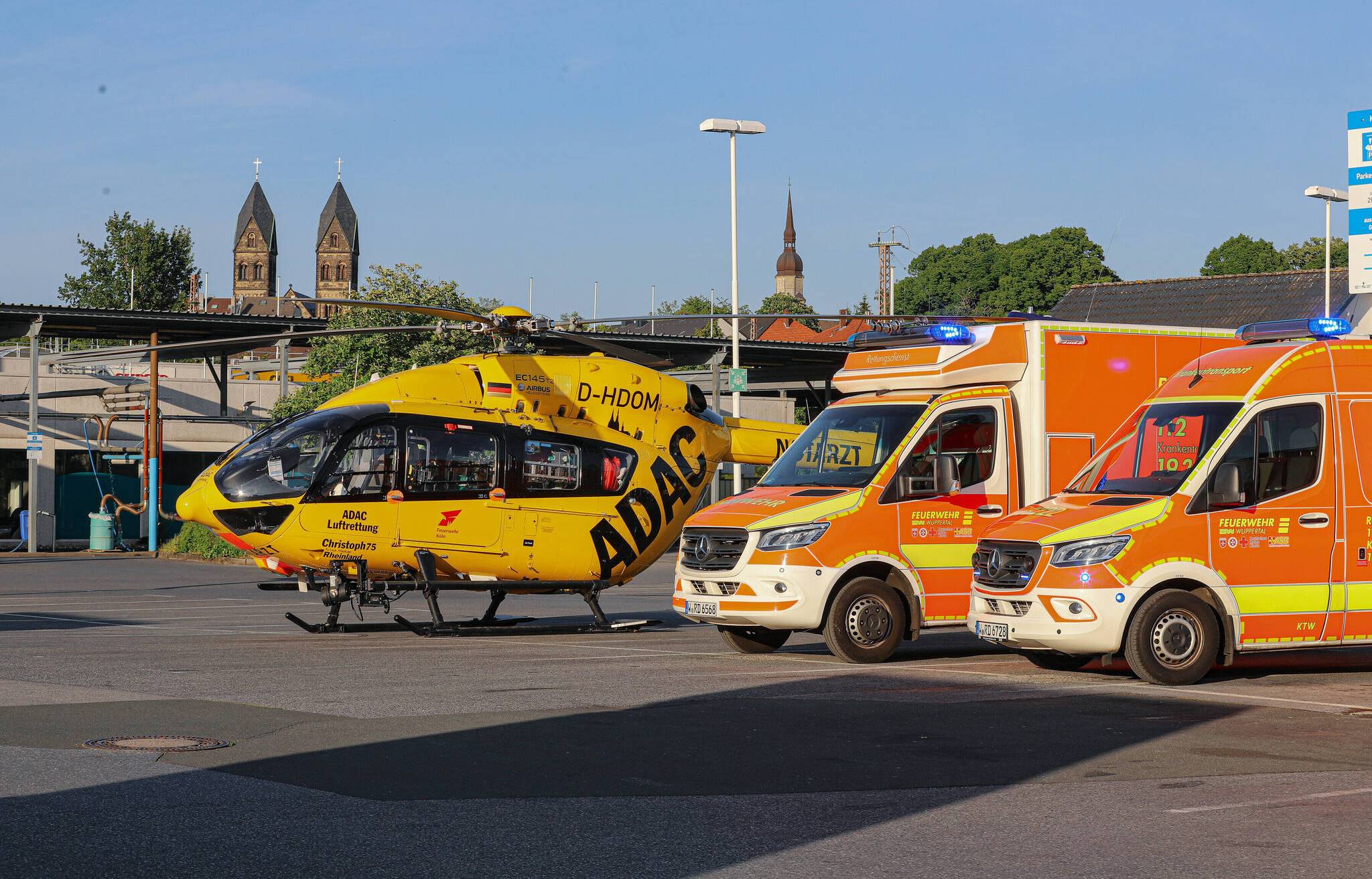 Rettungshubschrauber landet in Wuppertal auf Parkplatz​