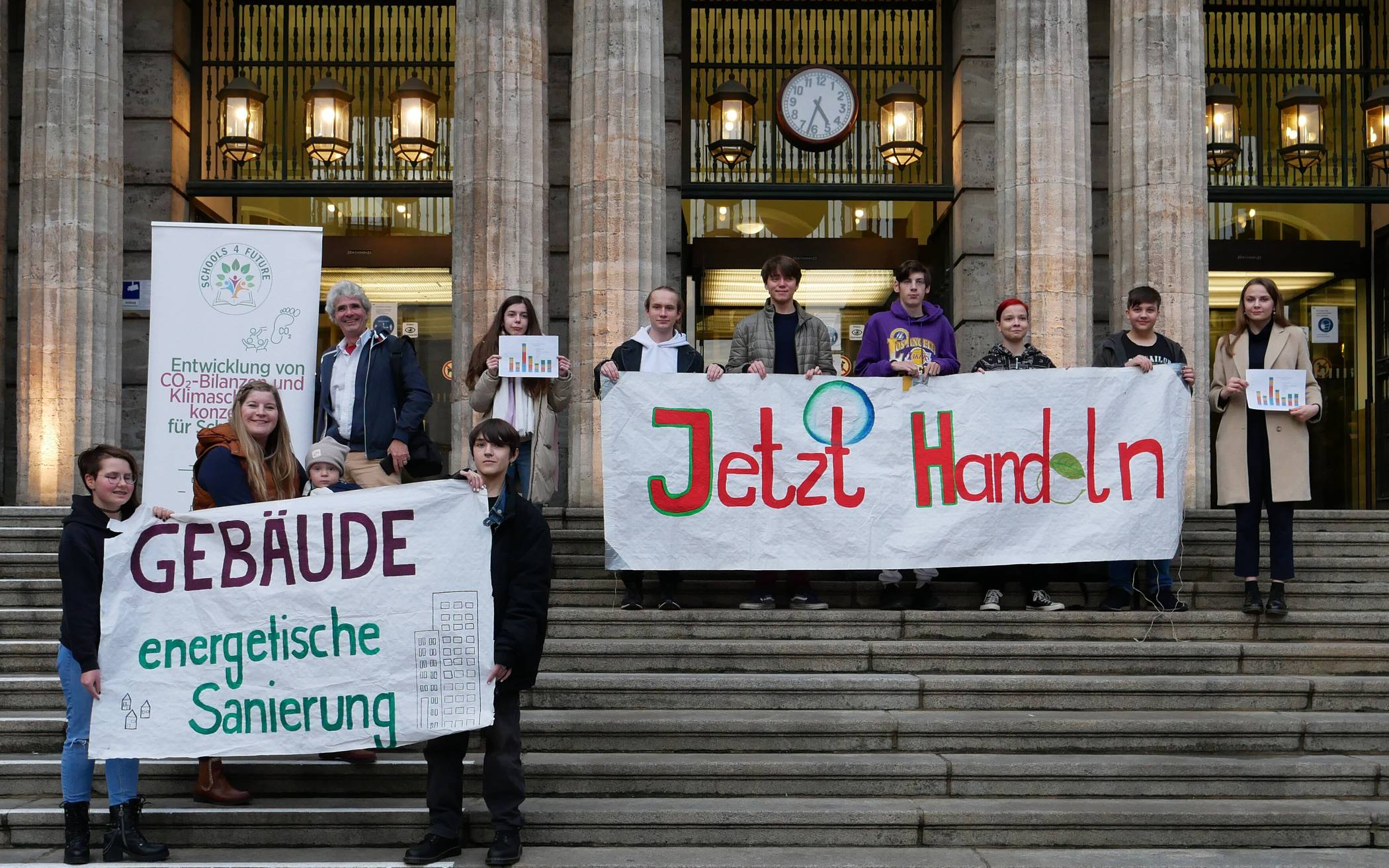 Schülerinnen und Schüler der Erich-Fried-Gesamtschule auf der Treppe des Wuppertaler Rathauses.