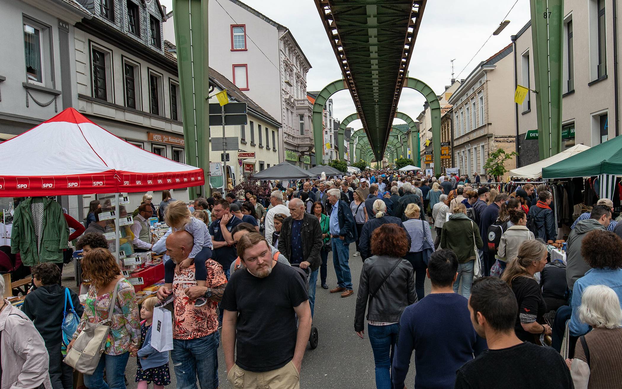   Der Sonnborner Trödelmarkt findet traditionell unter der Schwebebahn statt.   