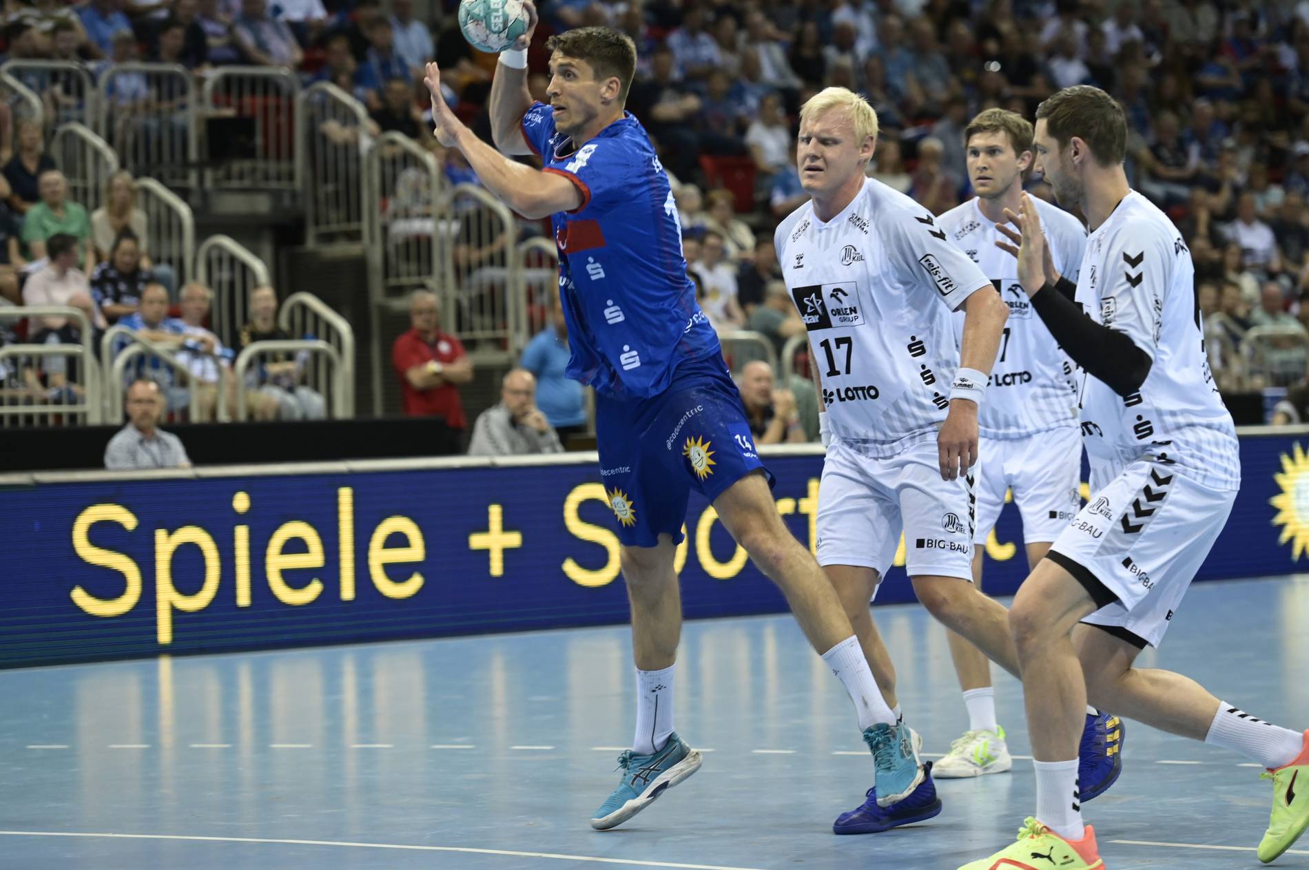 Handball-Bundesligist BHC unterliegt THW Kiel 2629 (1413)