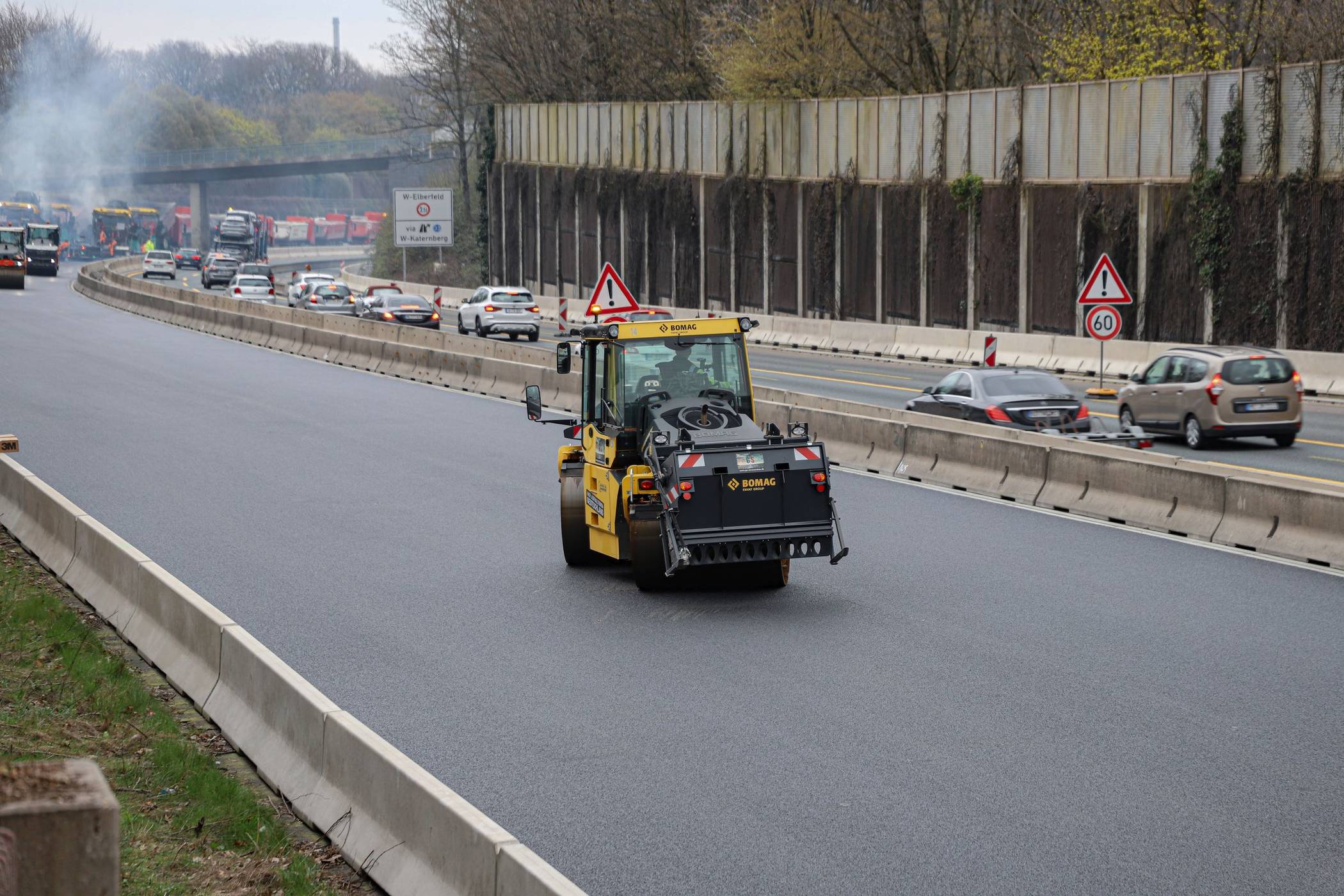 Auf der A46 wird nun die Gegenseite asphaltiert.
