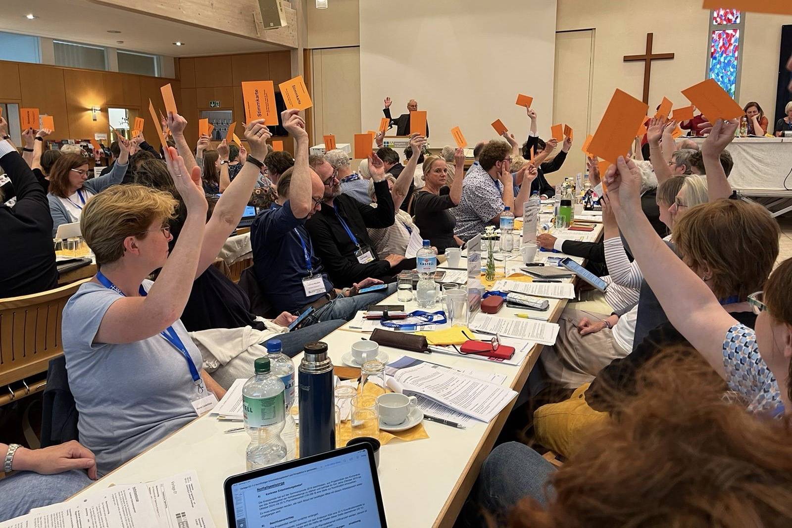  Die Synodalen bei einer Abstimmung. 
