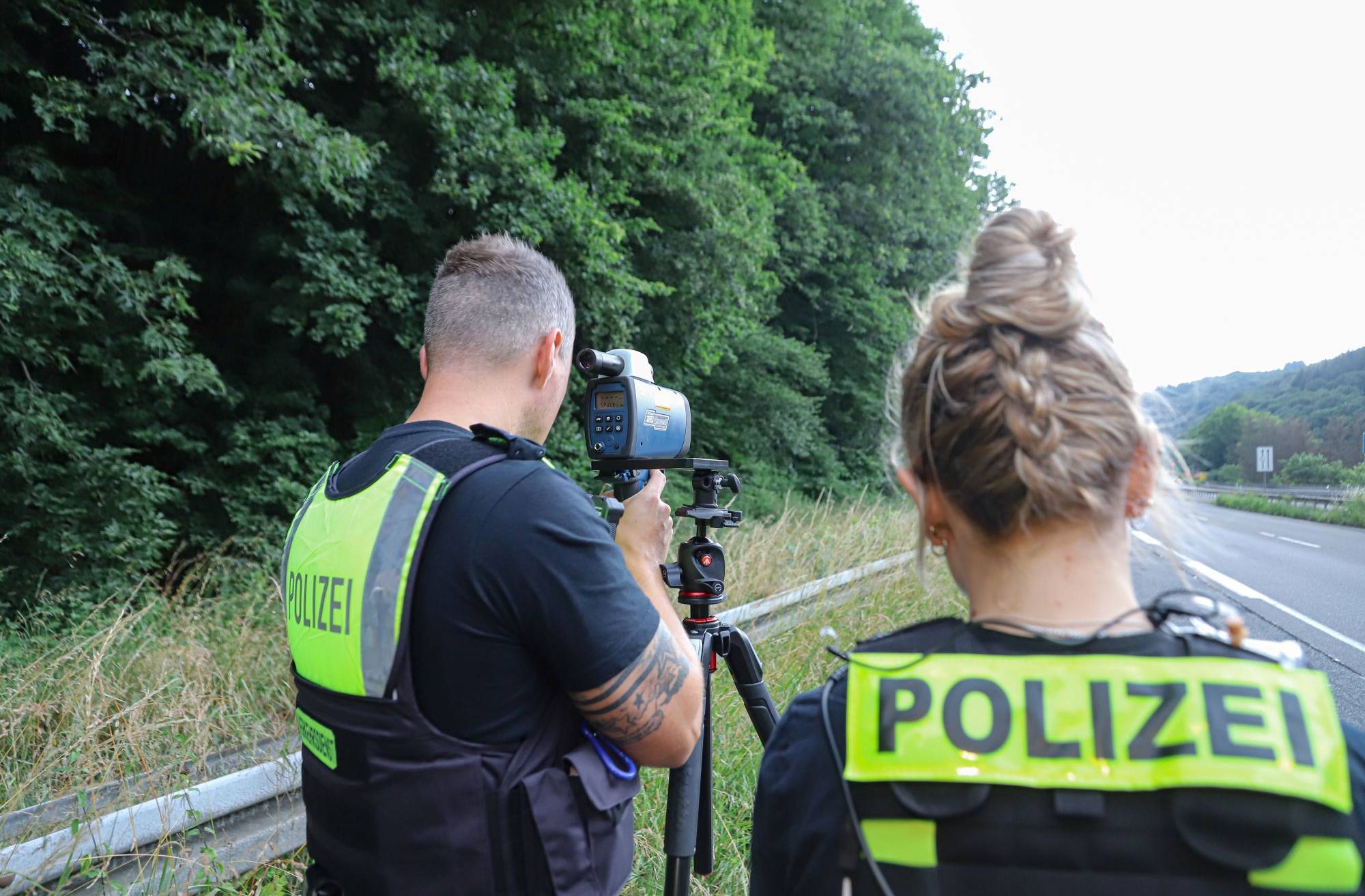 Polizeikontrolle an der L74 (Symbolbild).