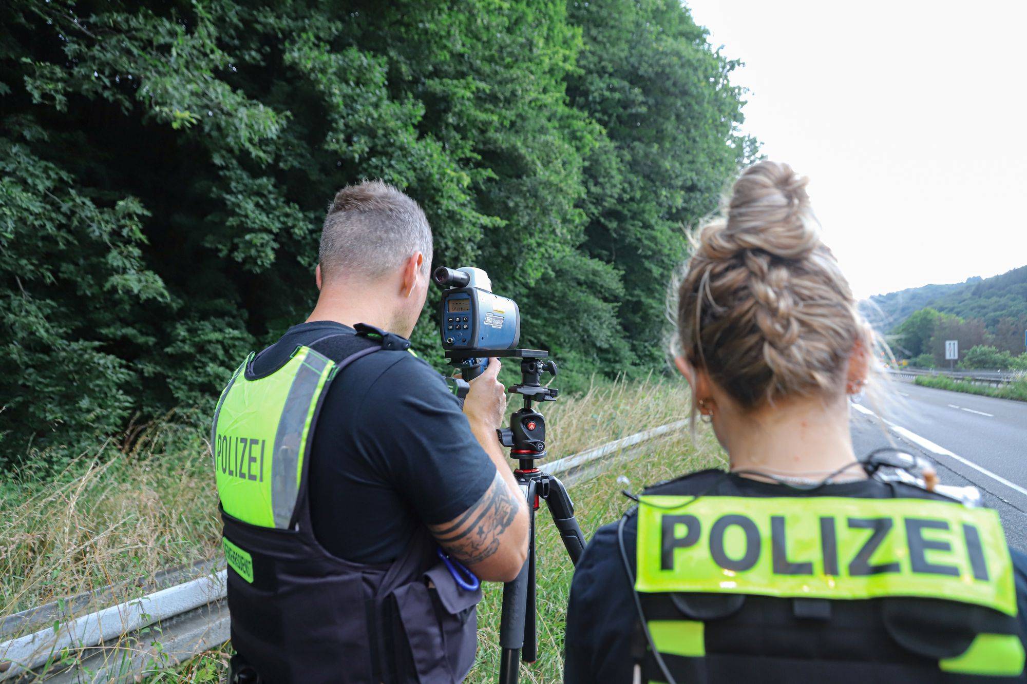  Polizeikontrolle an der L74 (Symbolbild). 