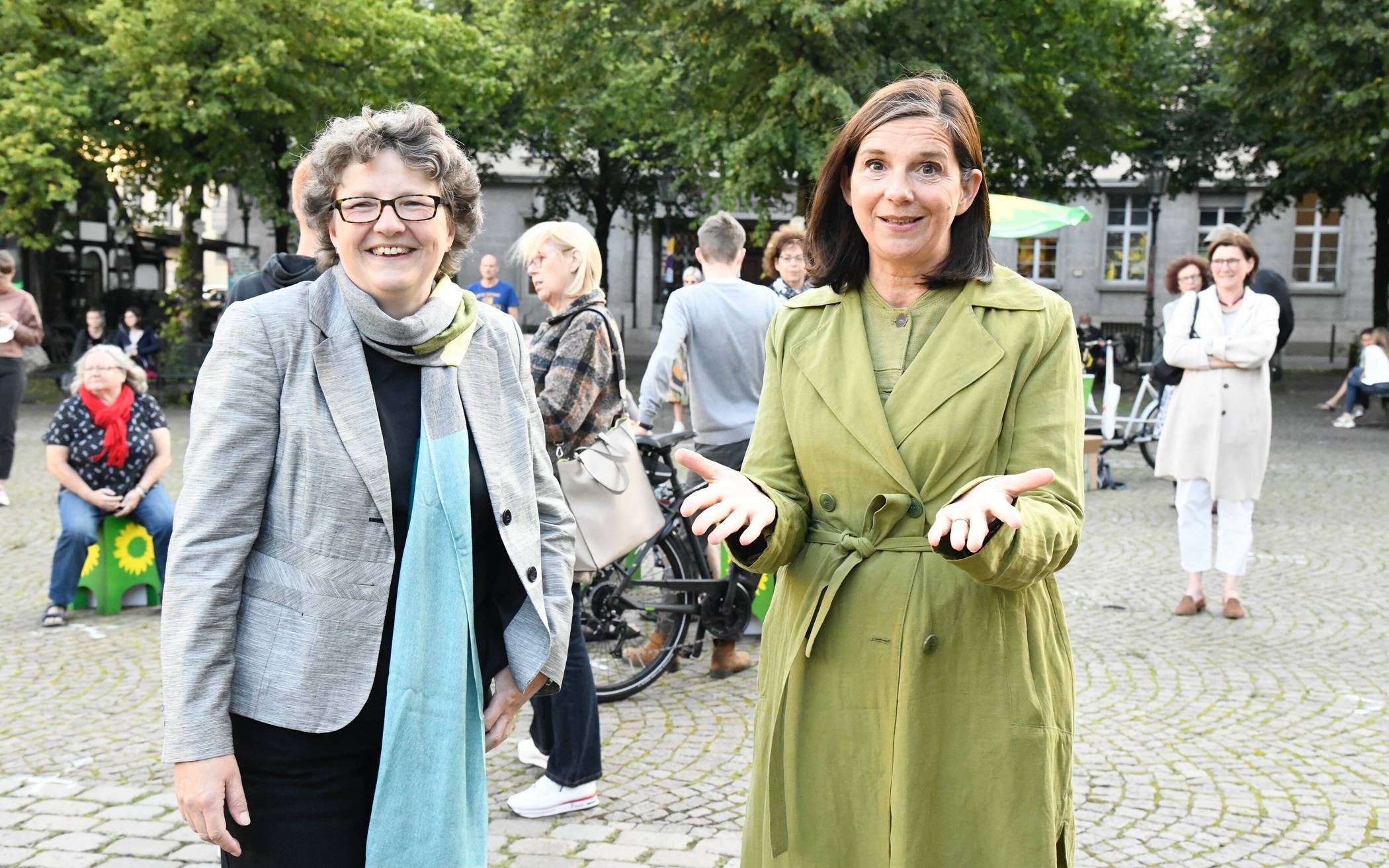 Anja Liebert (li.) mit Katrin Göring-Eckardt auf dem Lauentiusplatz (Archivbild).