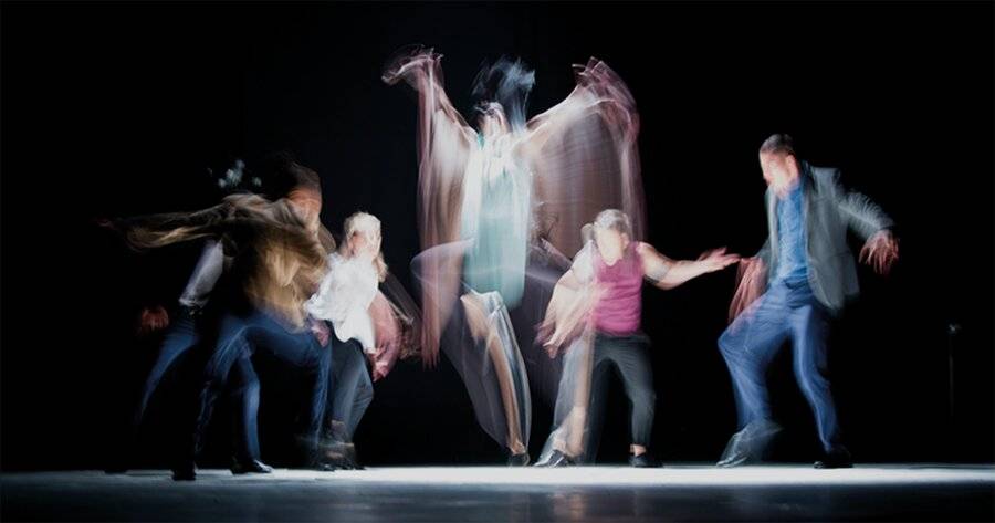 Die Teilnehmenden erarbeiten bei dem Workshop in Einzel- oder Gruppenarbeit eine gemeinsame Performance.