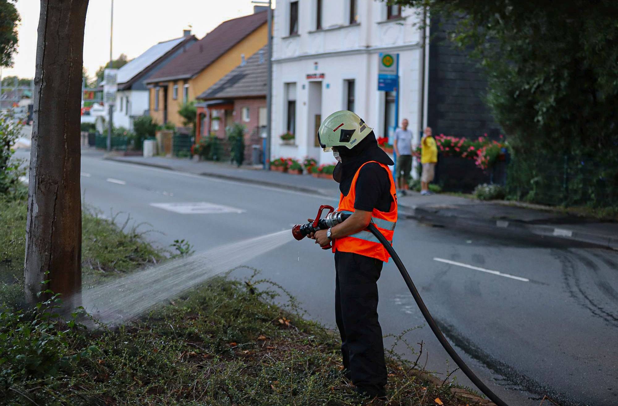  Im Hitzesommer 2020 half auch die Feuerwehr, Straßenbäume zu bewässern. 