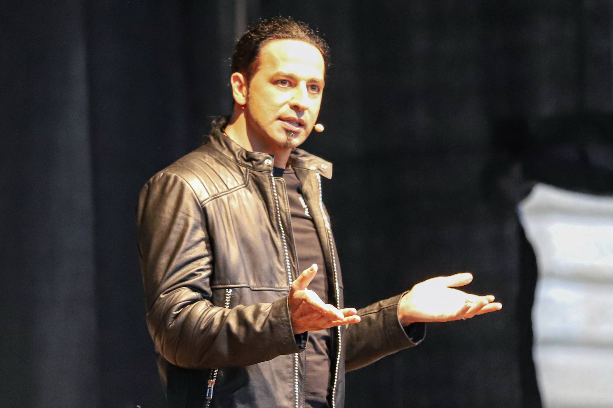 Bülent Ceylan im Sommer 2021 im Garten der Stadthalle.