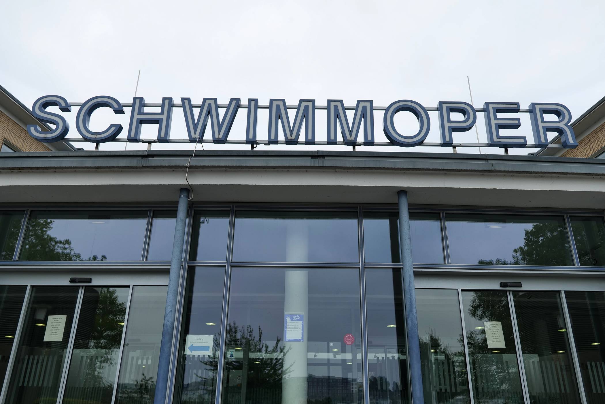 Der Eingangsbereich der Schwimmoper an der Südstraße.