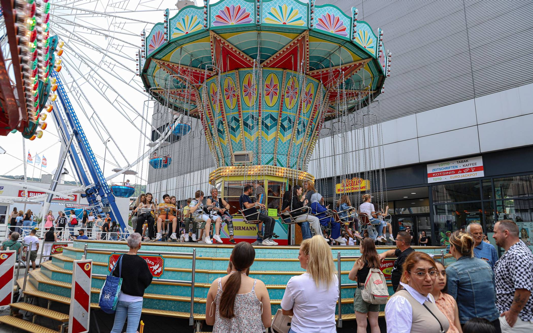 Auch ein Riesenrad ist aufgebaut.