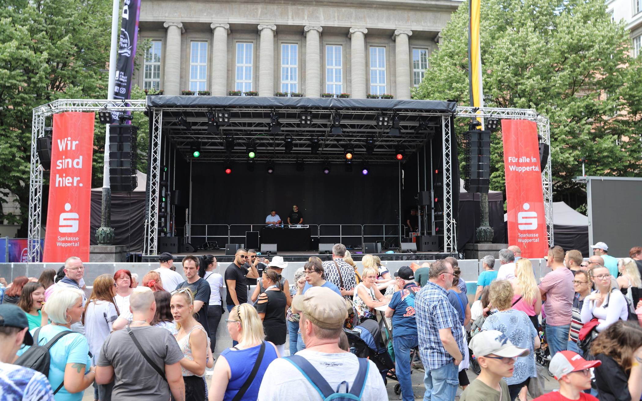  Die Bühne auf dem Johannes-Rau-Platz vor dem Rathaus. 