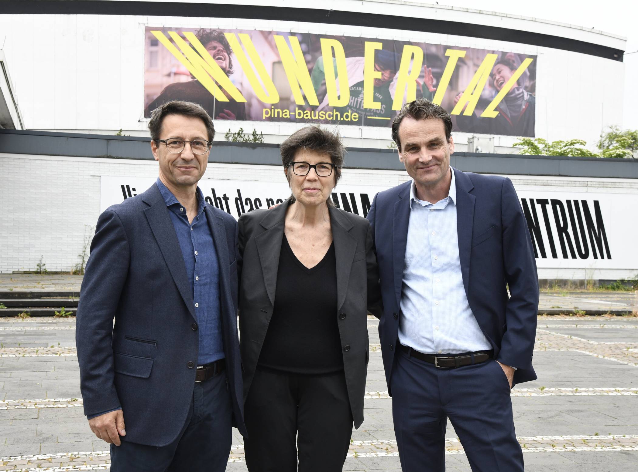  Die drei Preisträger des internationalen Architekturwettbewerbes für das Pina-Bausch-Zentrum: In der Mitte Elisabeth Diller (New York, 1. Preis), links Sebastian Jehle (Berlin, 2. Preis) und rechts Phillip Auer (München, 3. Preis).   