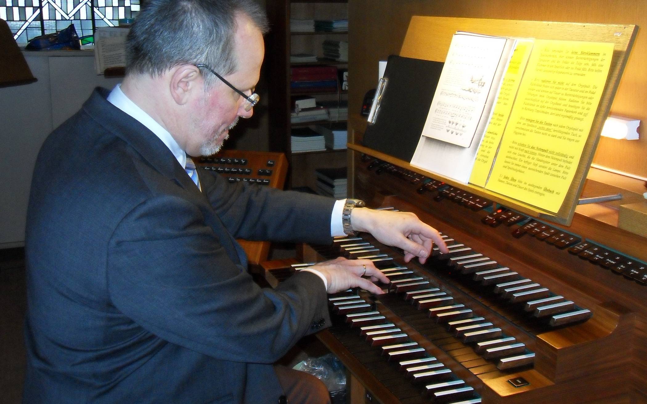  Thorsten Pech an der Klais-Orgel. 